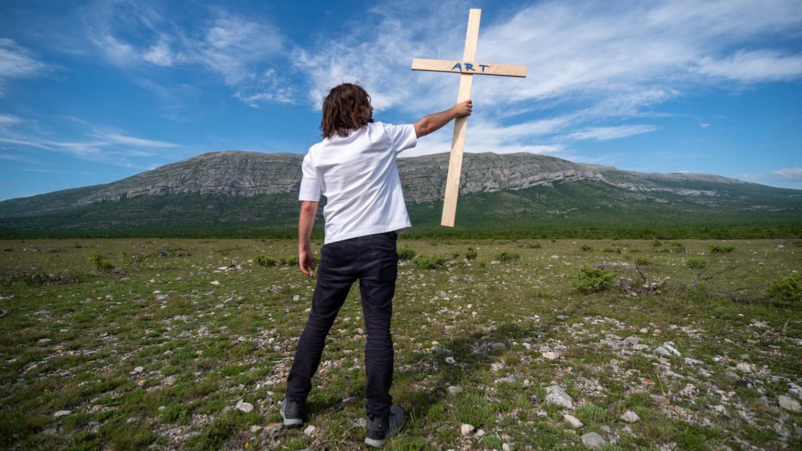 FOTO 'Povratak' Dina Grčića: Hodao dva dana od Sinja do Knina noseći križ i na kraju otvorio izložbu