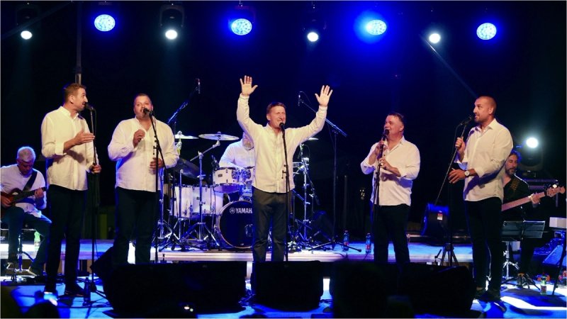 VIDEO Klapa Intrade započela koncert u Primoštenu, publika ih dočekala velikim pljeskom