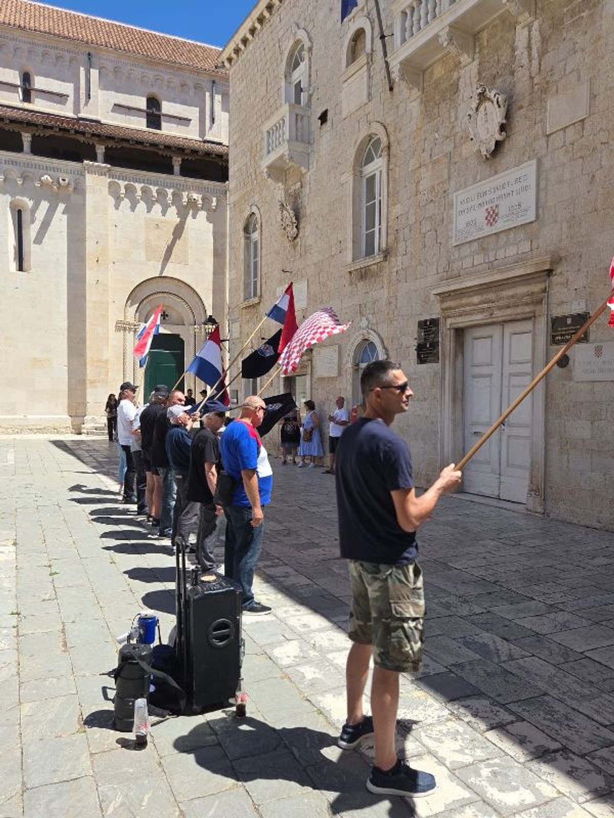 VIDEO Desničarski putujući prosvjed stigao u Trogir, puštali Thompsona pred zgradom gradske uprave