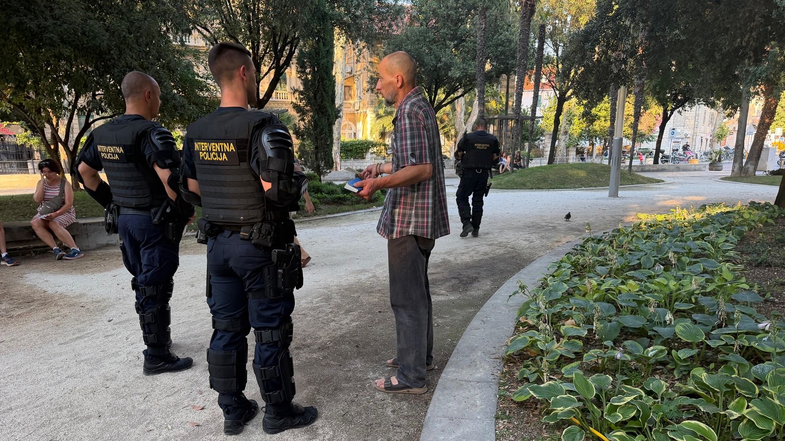 15. SPLIT PRIDE Čovjek s krunicom i Novim zavjetom pokušavao 'udijeliti milost' i interventnim policajcima