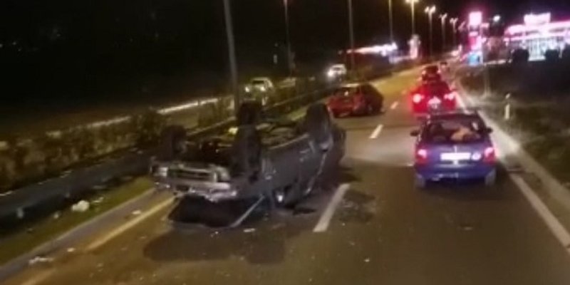 SUDAR U KAŠTELIMA Automobil završio na krovu, prometuje se otežano