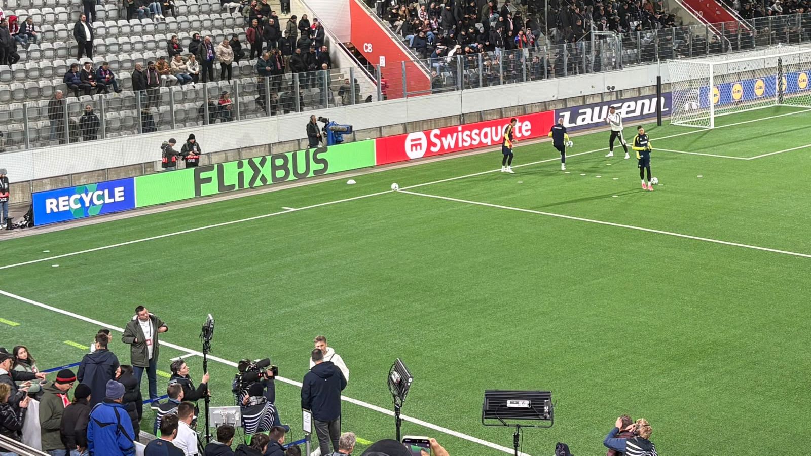 VIDEO: Velike ovacije Garciji pred izlazak na stadion, aplauz dobili i vratari 'bijelih'