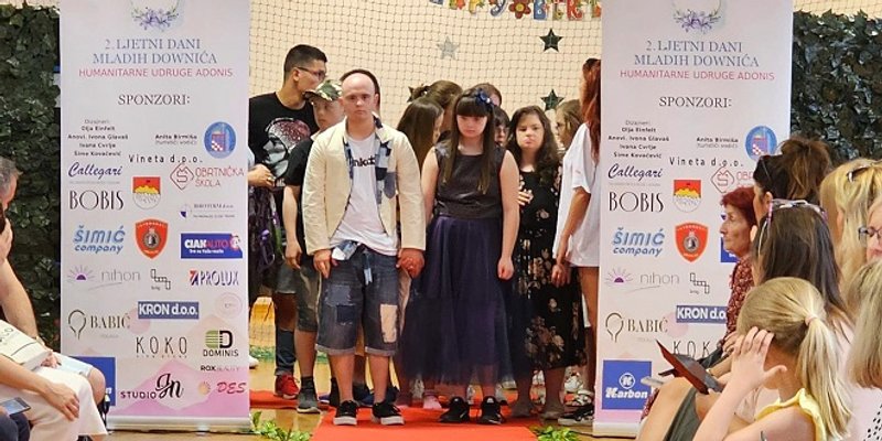 SAVRŠENI MANEKENI: Djeca s Down sindromom prošetala modnom pistom