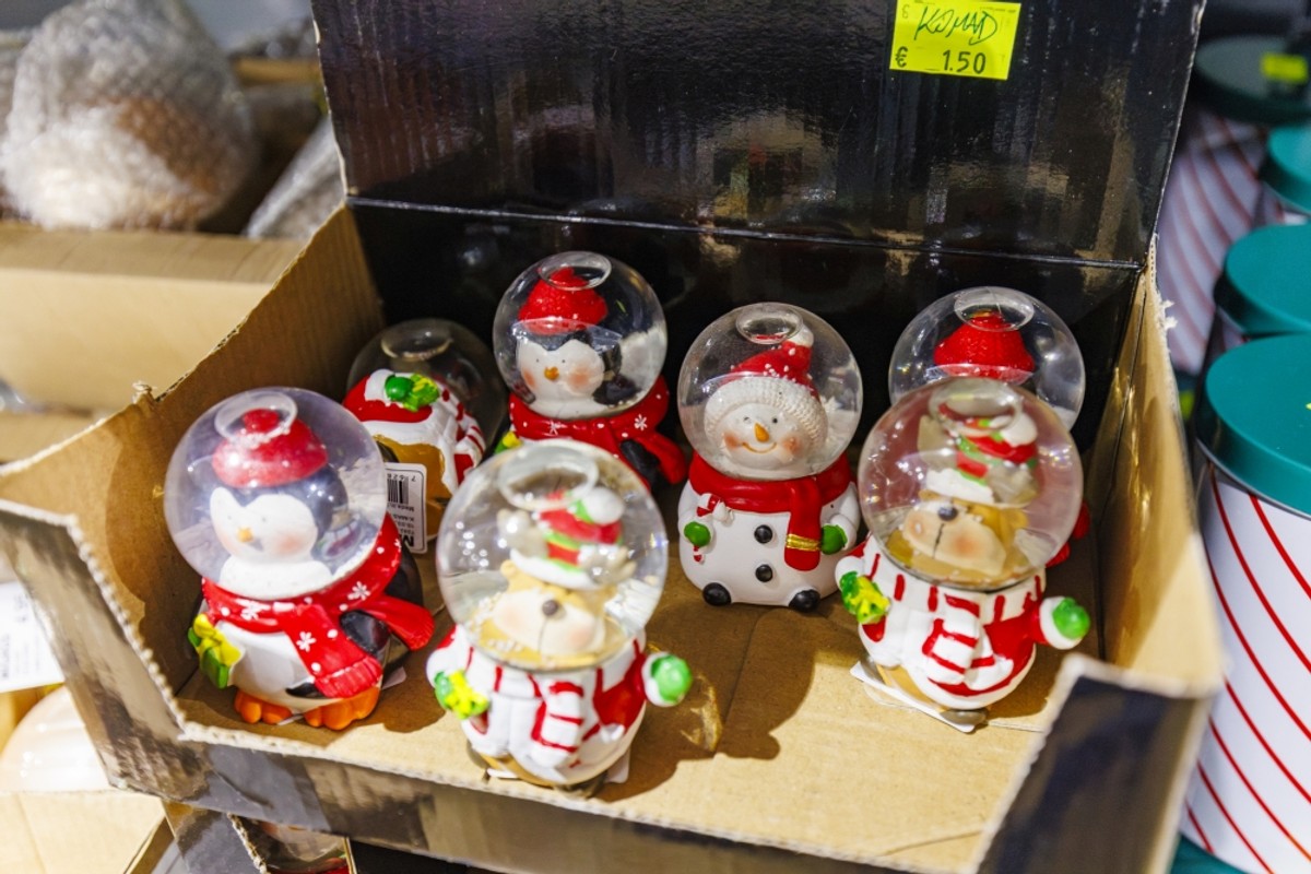 Božićna groznica trese Dalmaciju: U kaštelanskom outletu krenuo Black Friday! Božićni asortiman na 50% popusta, a na rasprodaji su stabla maslina i limuna