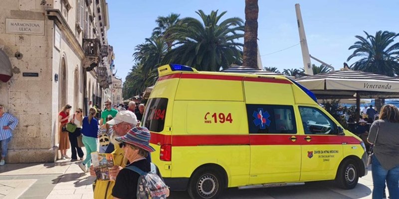 Muškarac koji je na Rivi u kafiću šakama u glavu izudarao dvije žene predan pritvorskom nadzorniku