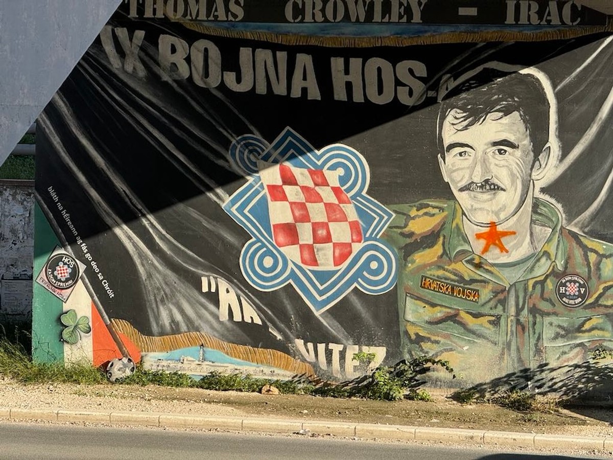 FOTO/VIDEO Petokraka na spomeniku HOS-u, išaran je i mural irskom dragovoljcu Domovinskog rata