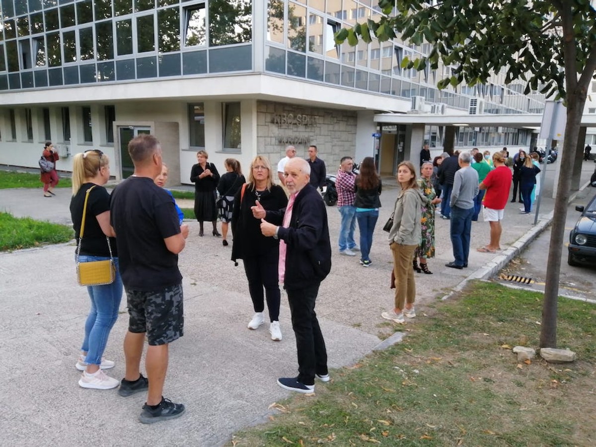 Prosvjed pred bolnicom | Foto: Veljko Martinović