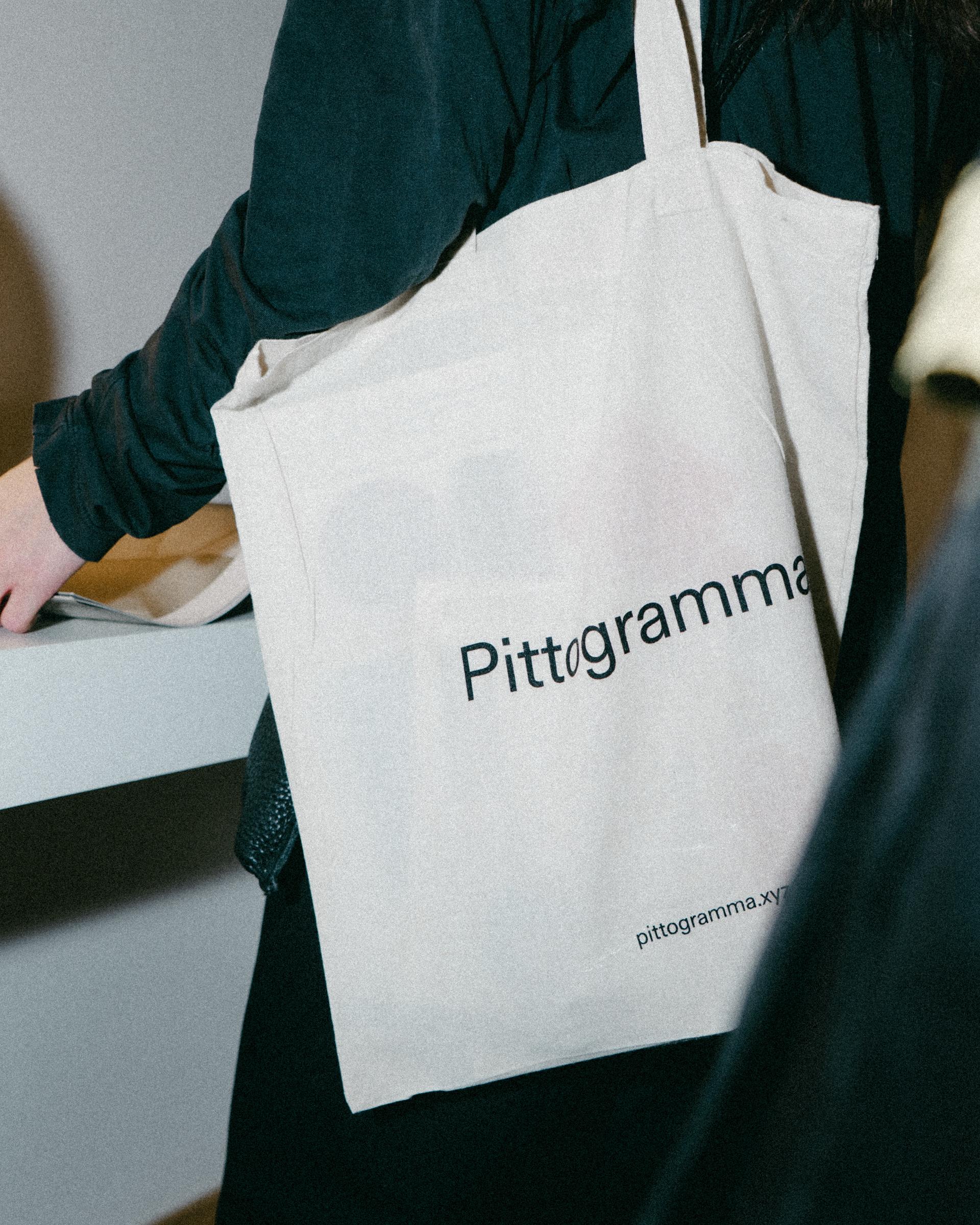 White Pittogramma tote bag carried at the Studio Pesca visit.