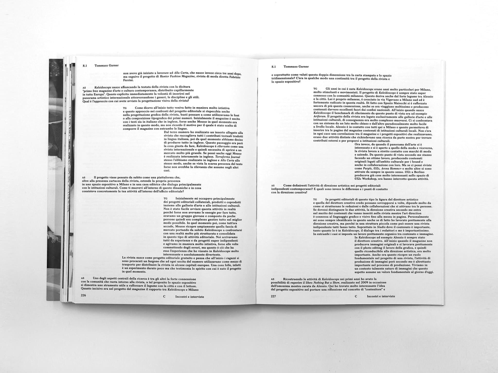 Open Voltare pagina book spread with dense Italian text and an interview layout.