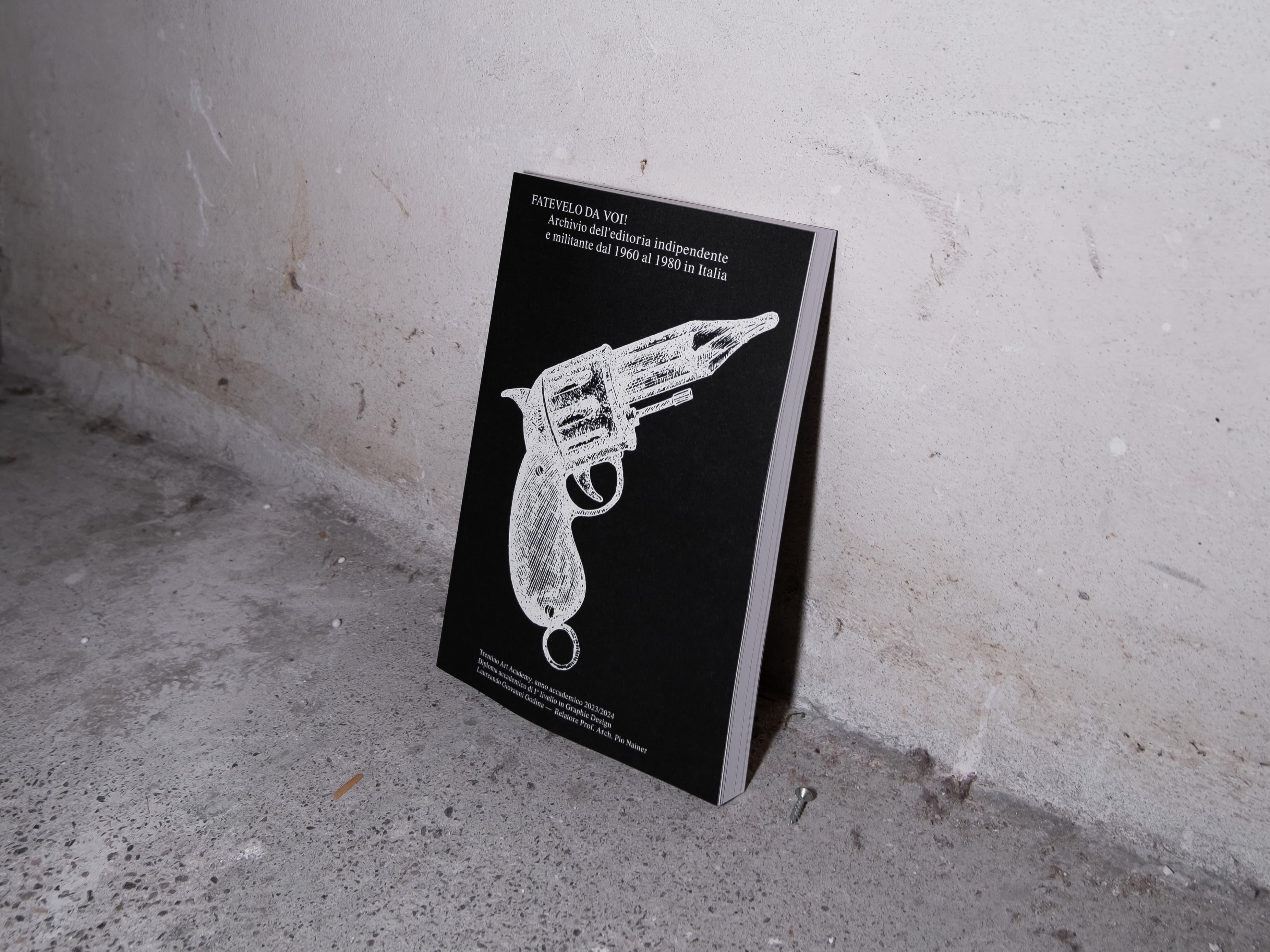 Black Fatevelo da voi! book with a white line drawing of a revolver.