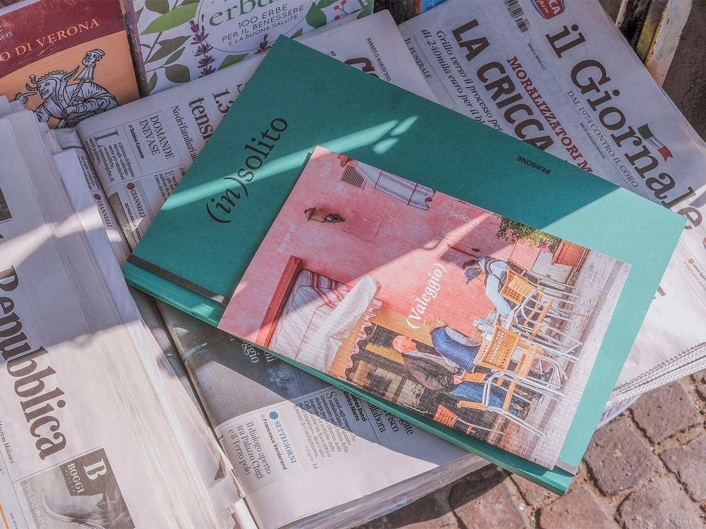 Green (in)solito publication with a pink photographic cover on newspapers.