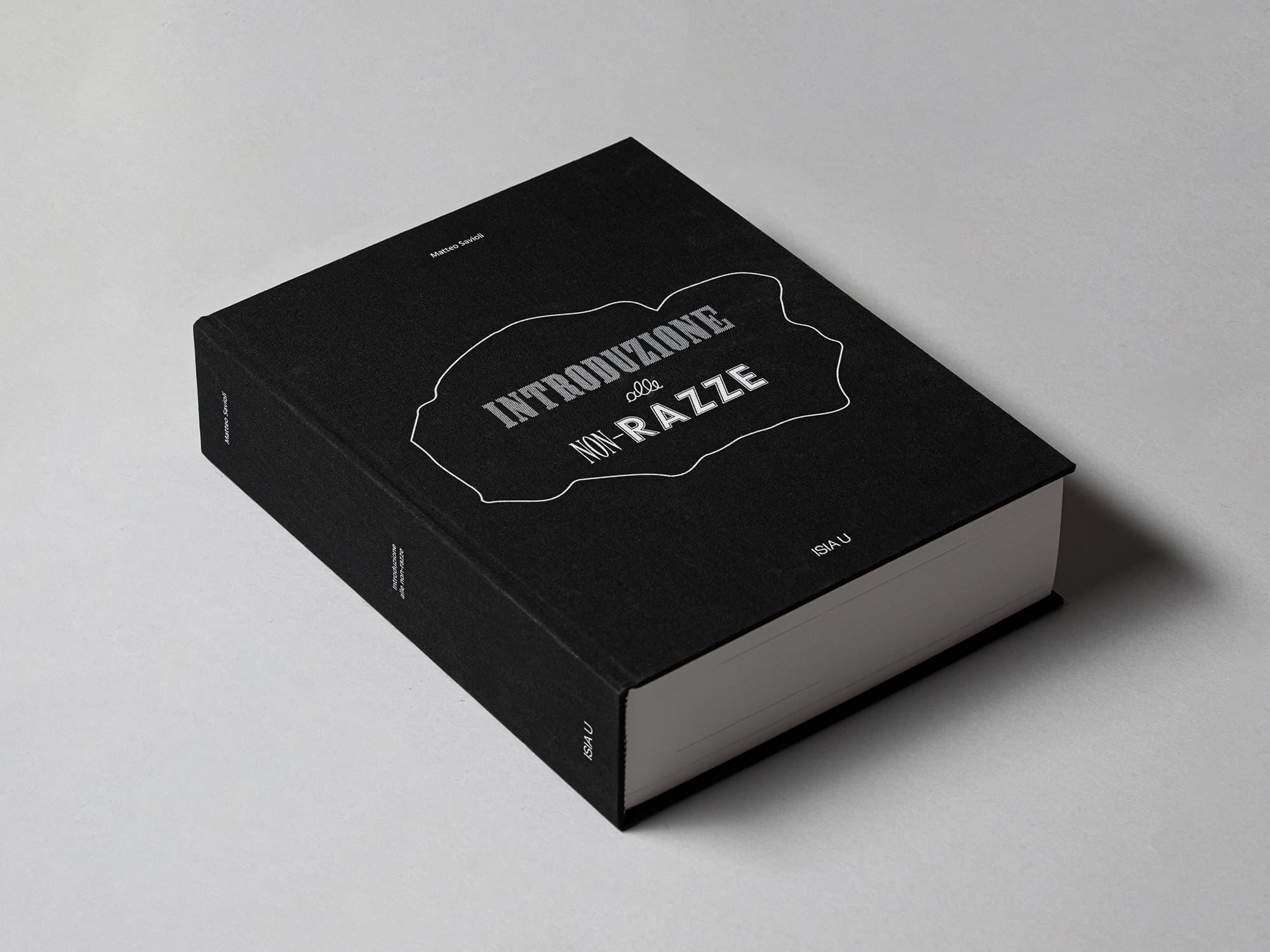 Black Introduzione alle non-razze book on a pale surface.