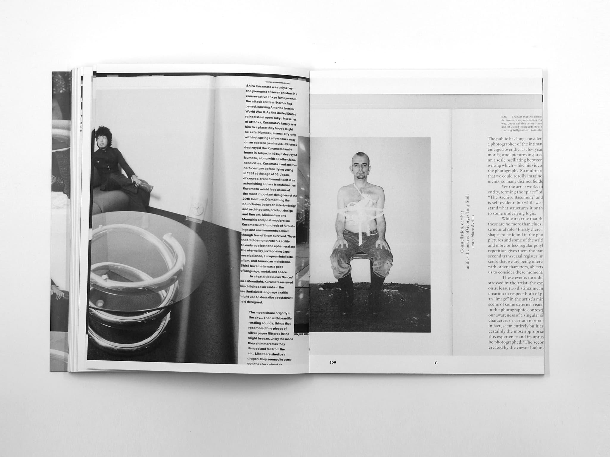 Open Voltare pagina book spread with a seated figure, a large circular object, and an illustrated portrait.