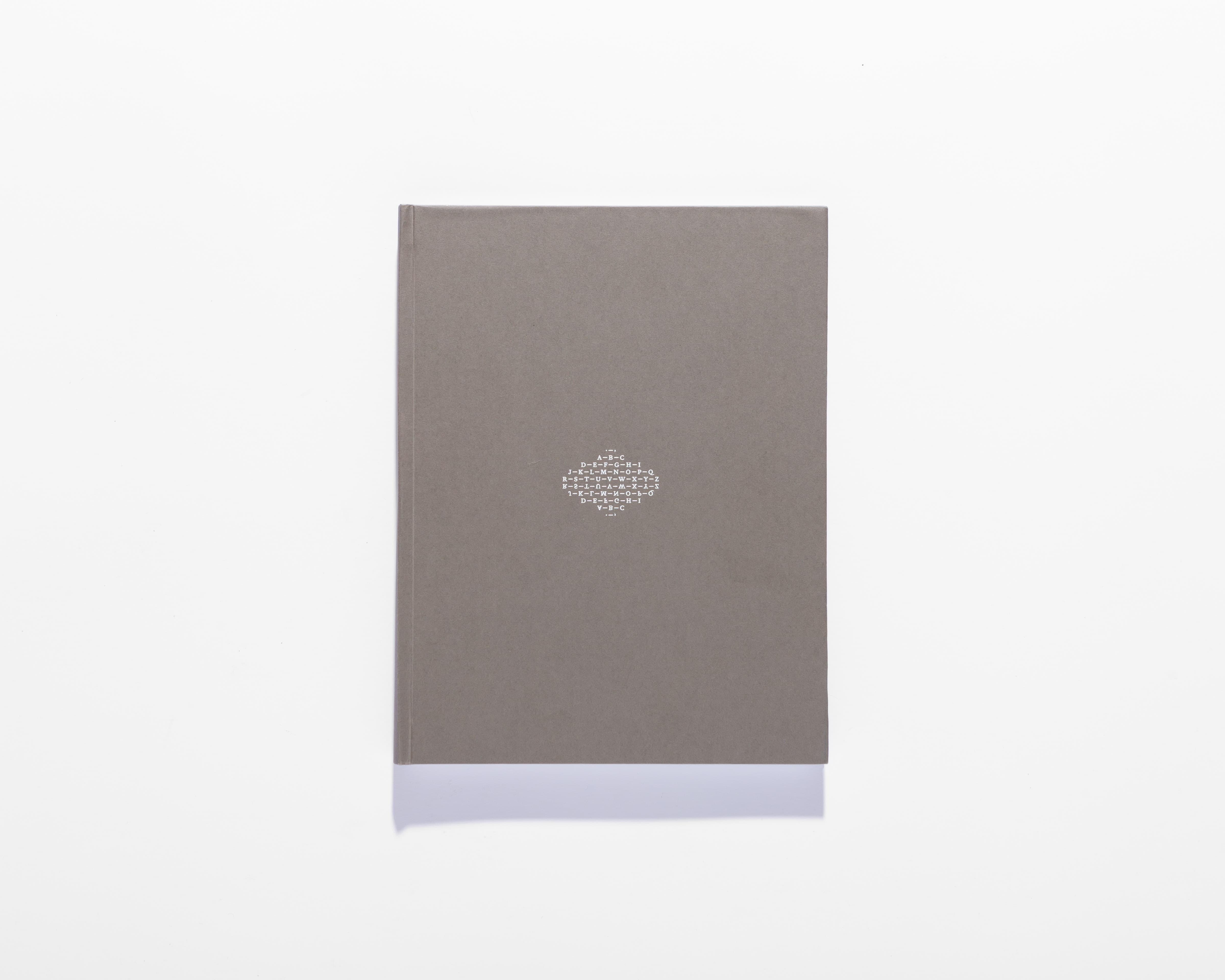 Grey Il Crampo di Gesso book with a small white dot pattern.