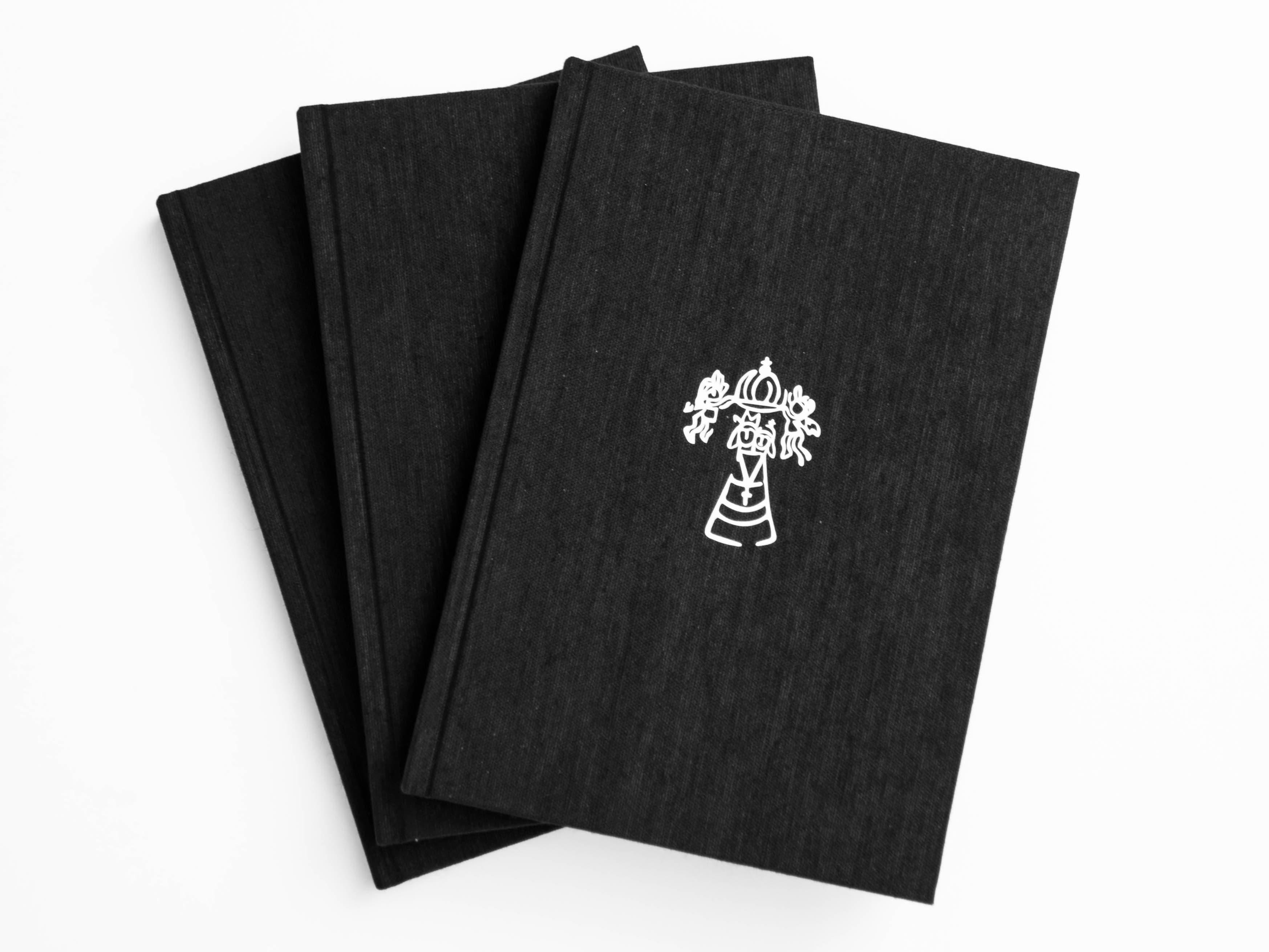 Black La Fede addosso books with a small white emblem.