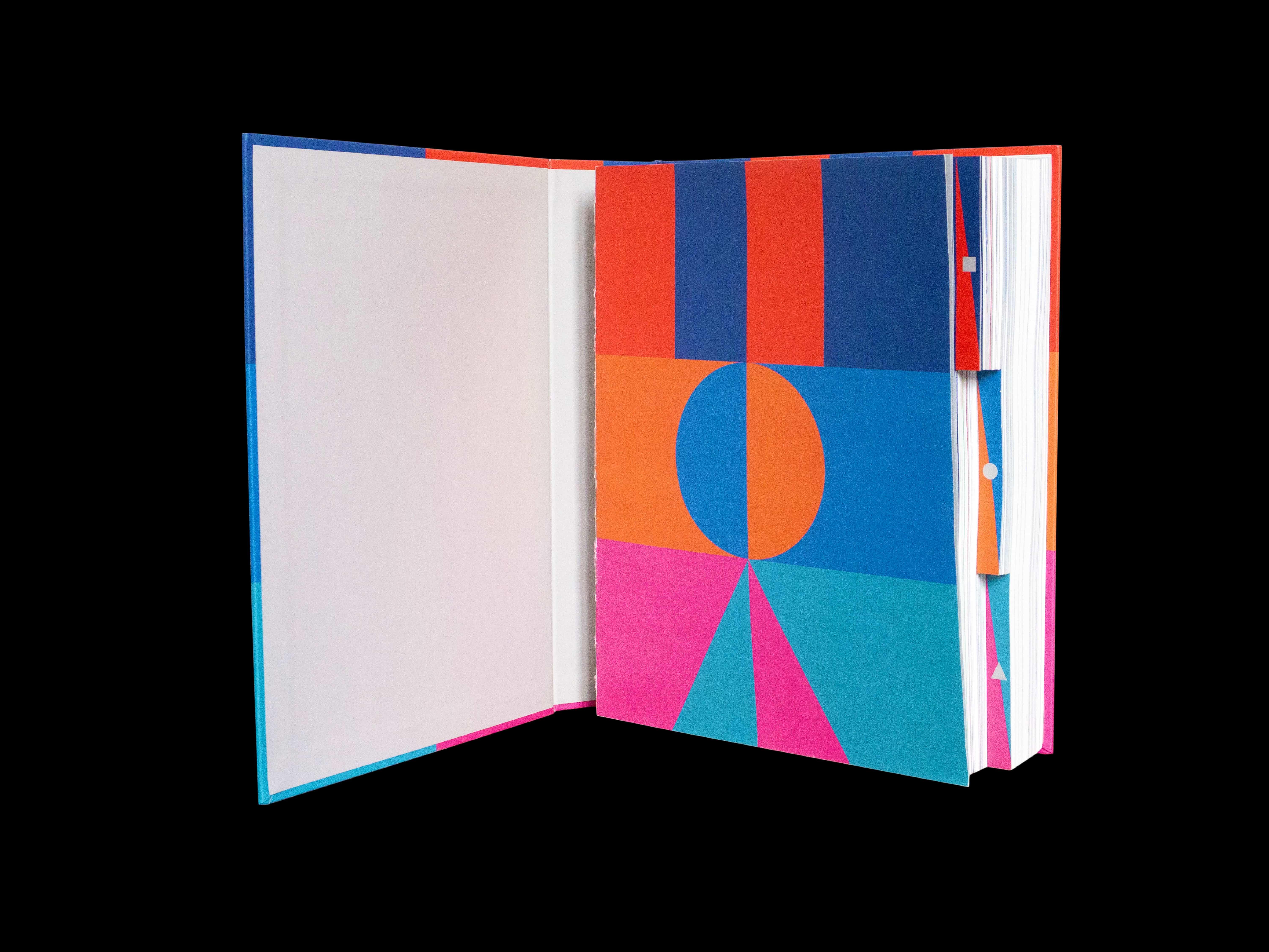 Italia e Cuba in dialogo opened on a black background to a colour-blocked geometric endpaper.