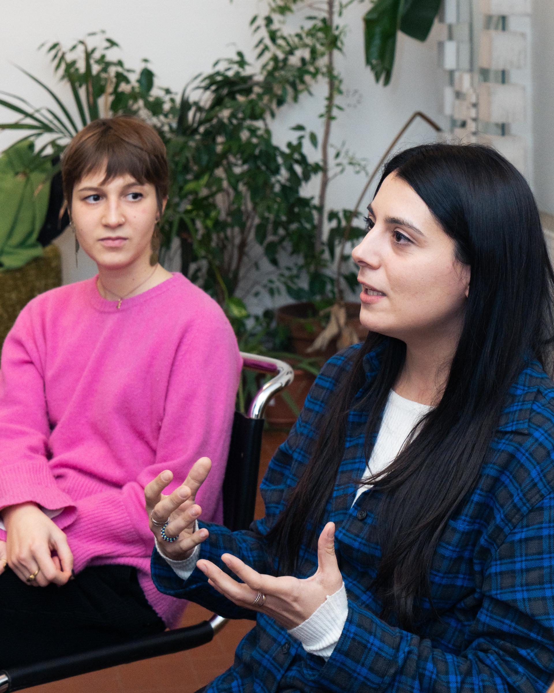 Two attendees talking during the 5+1 visit at Firm.