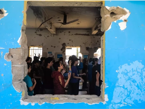 UNICEF/UNI807643/Nateel: Children learn how to identify and protect themselves from hidden explosives in a UNICEF-supported class