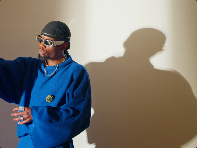 Plan moyen avec l'artiste placé tout à gauche