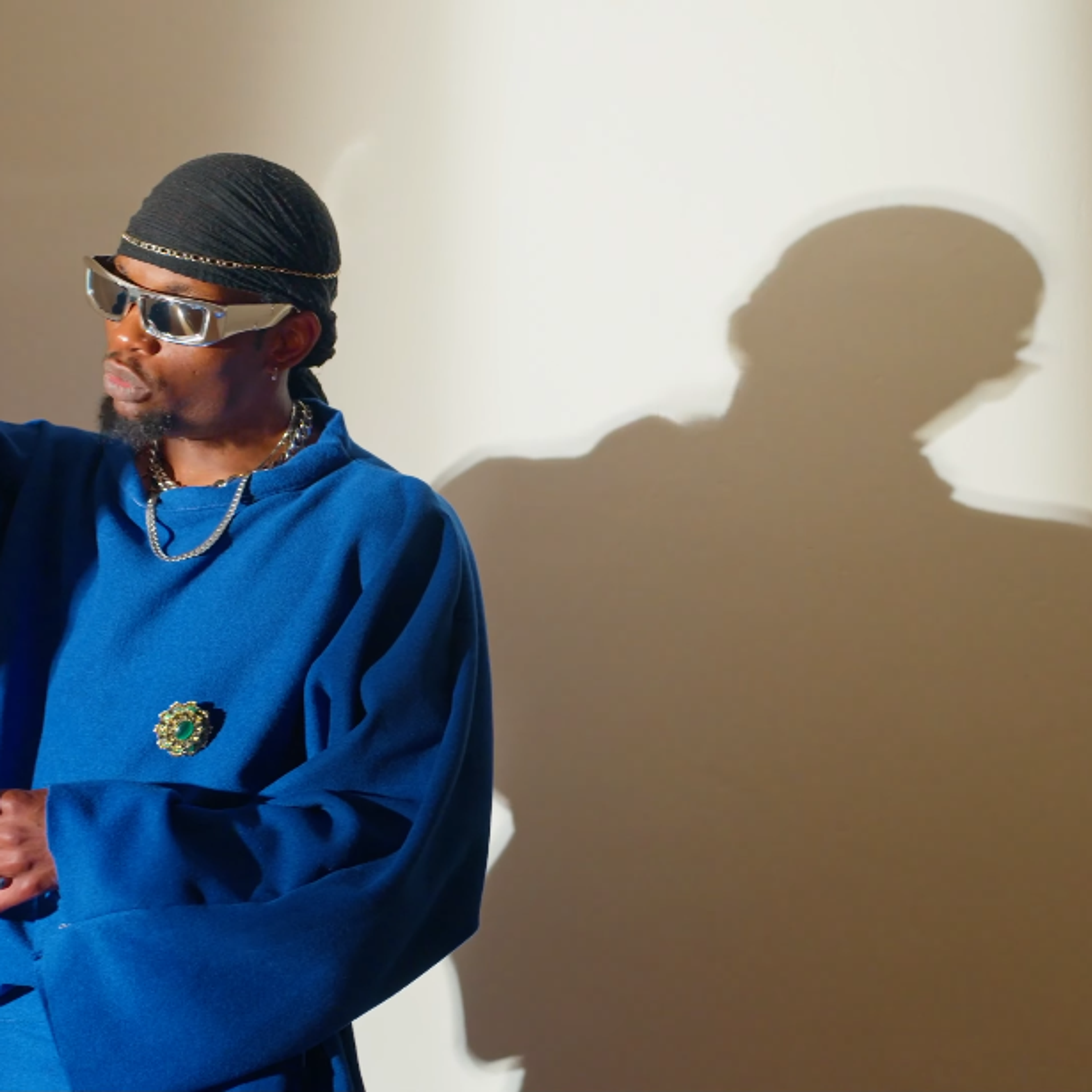 Plan moyen avec l'artiste placé tout à gauche