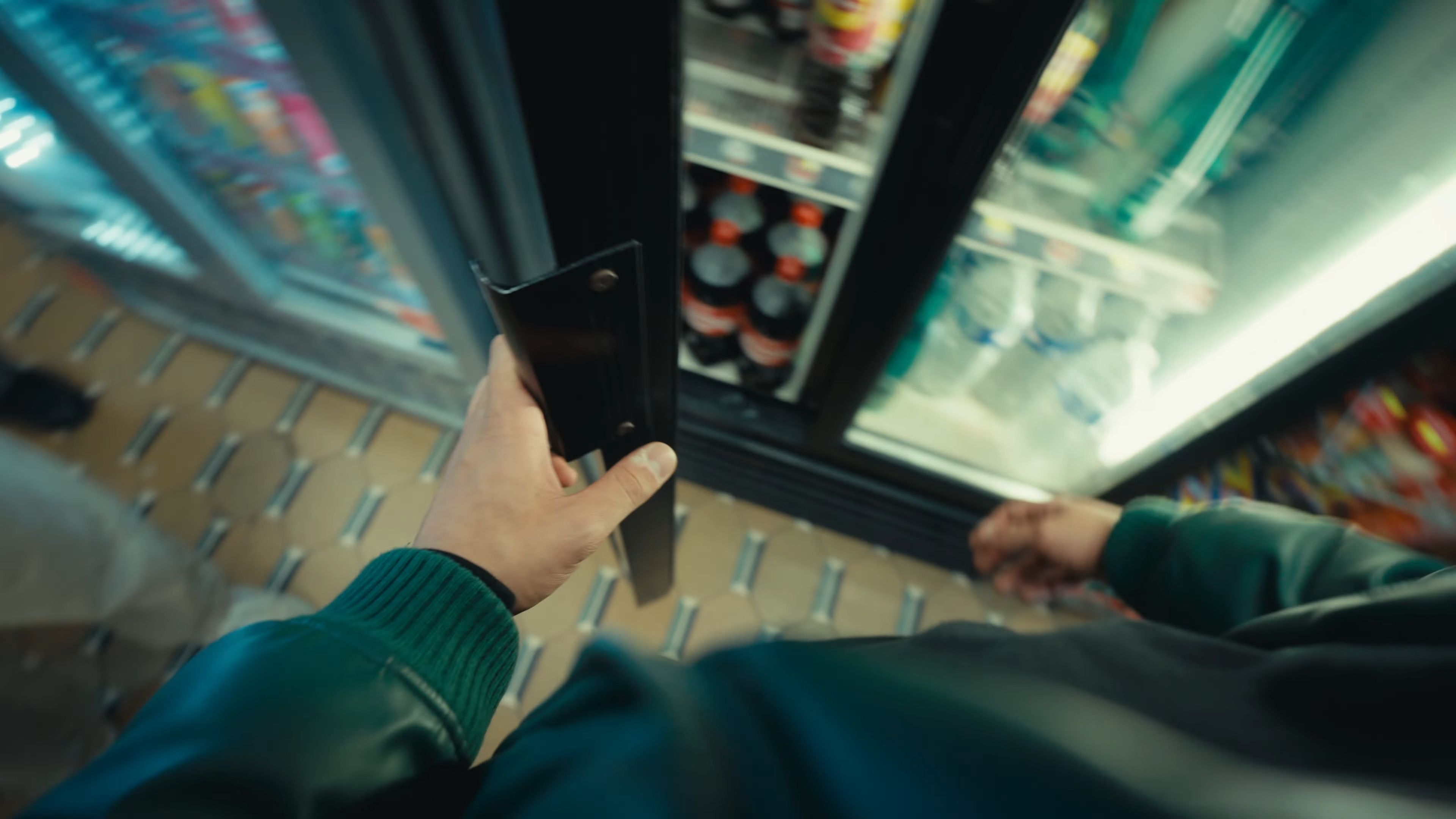 Plan première personne ou l'artiste ouvre un frigo