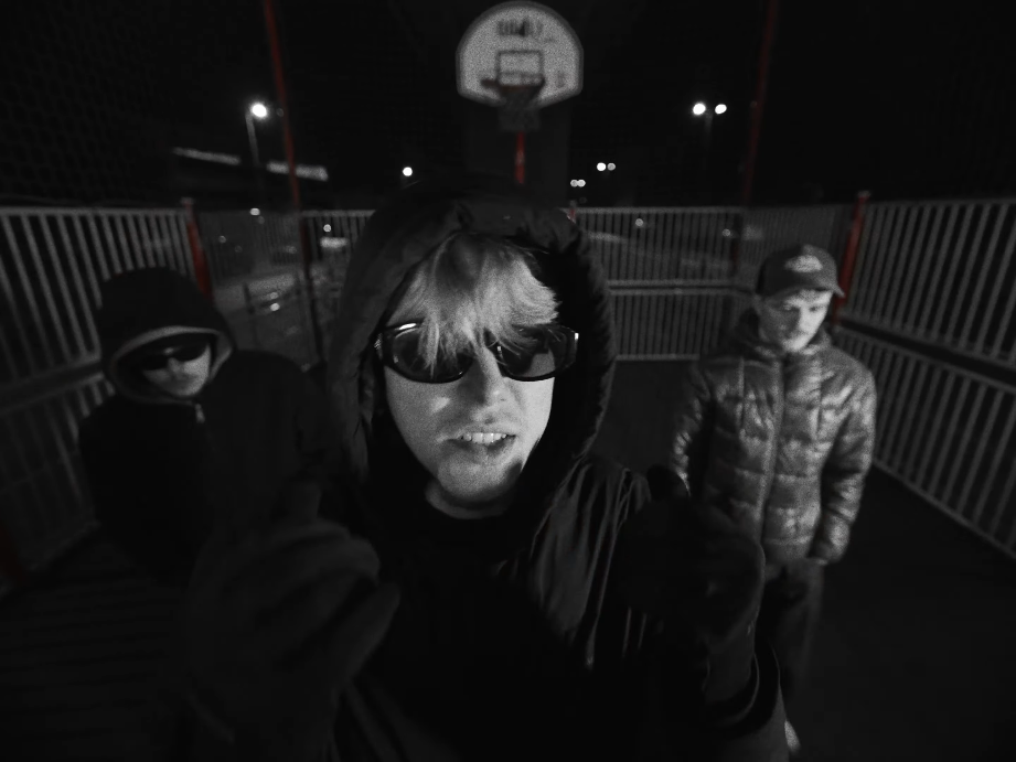 Plan rapproché avec légère plongée dans un terrain de basket