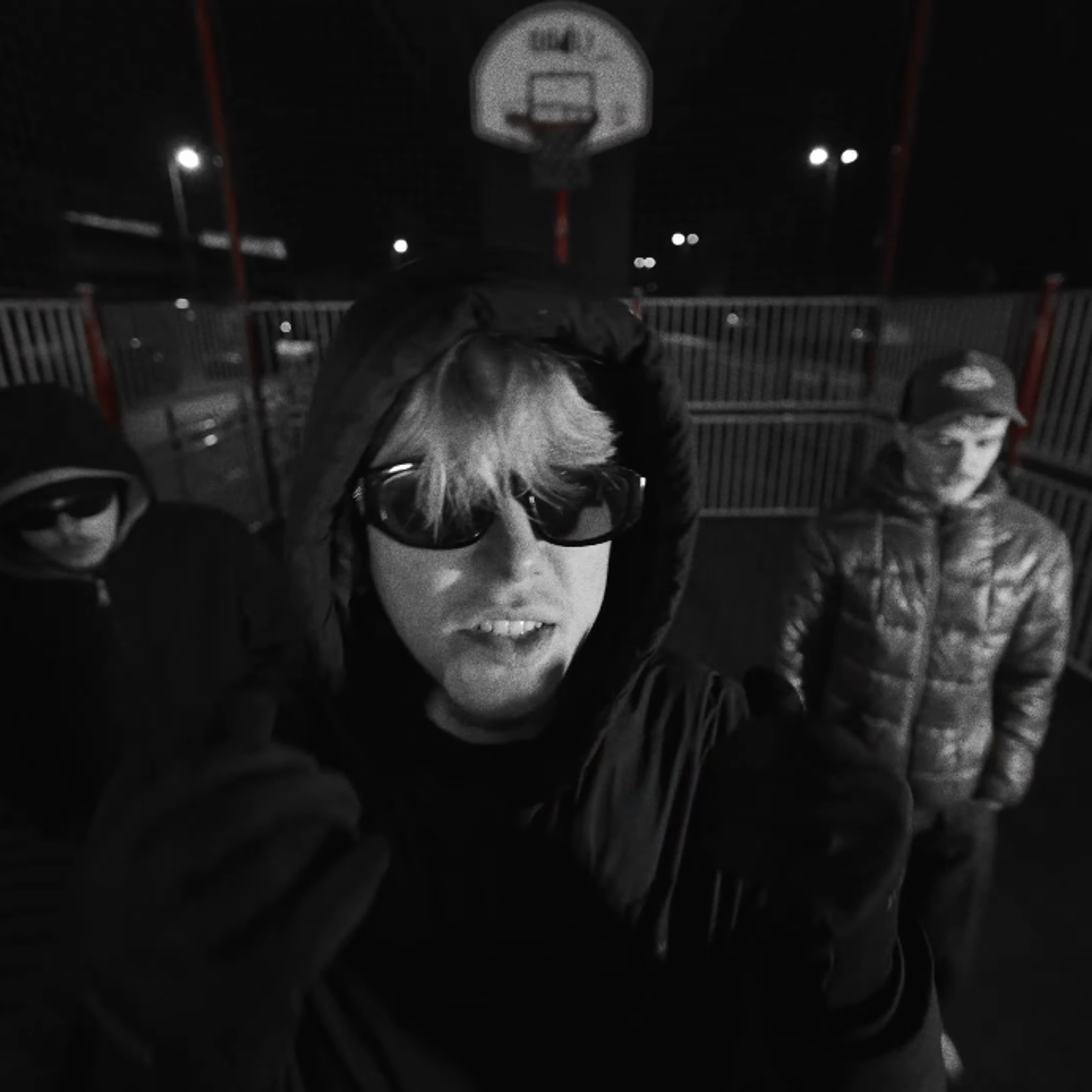 Plan rapproché avec légère plongée dans un terrain de basket