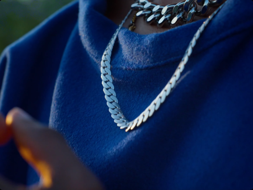 Gros plan sur les bijoux de l'artiste