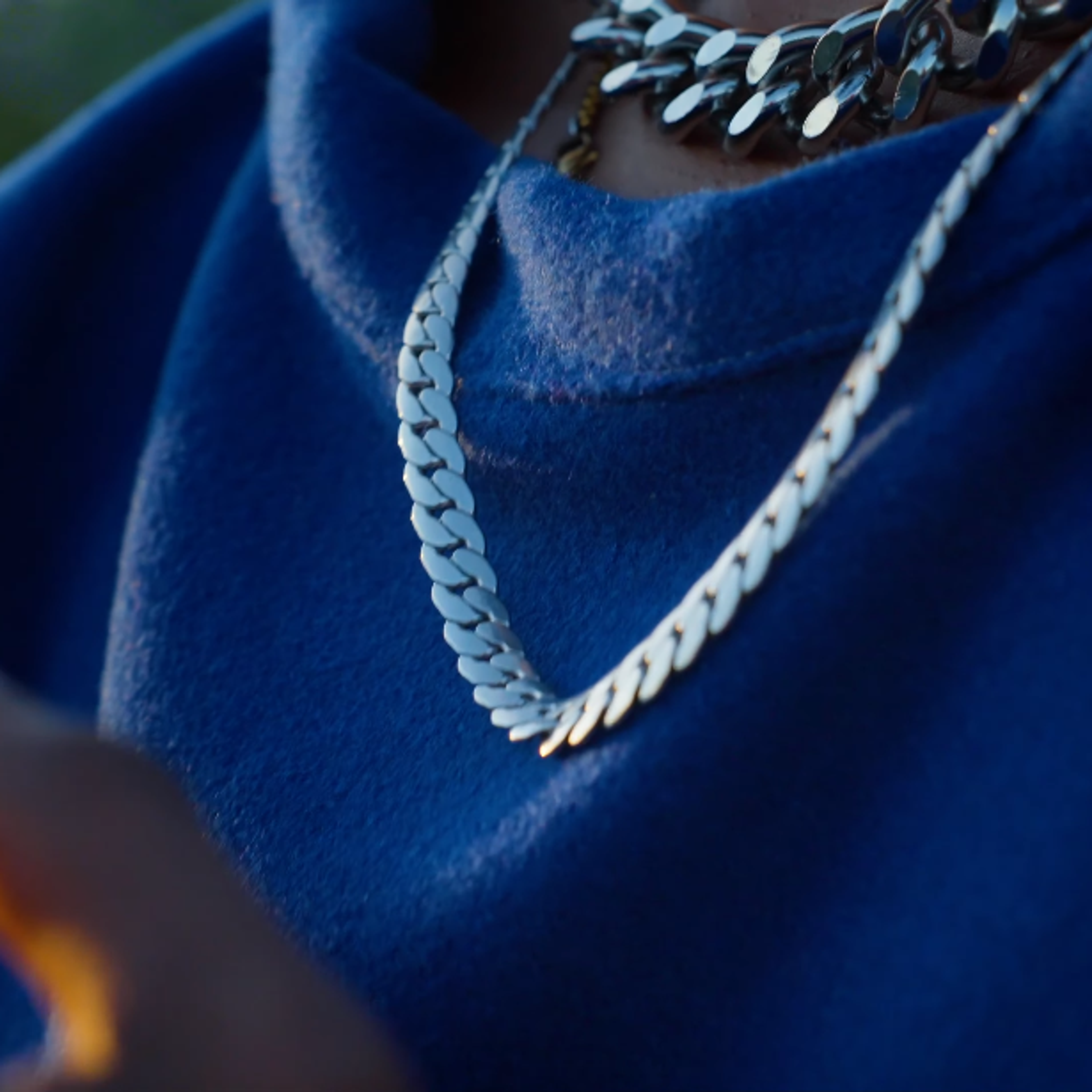 Gros plan sur les bijoux de l'artiste