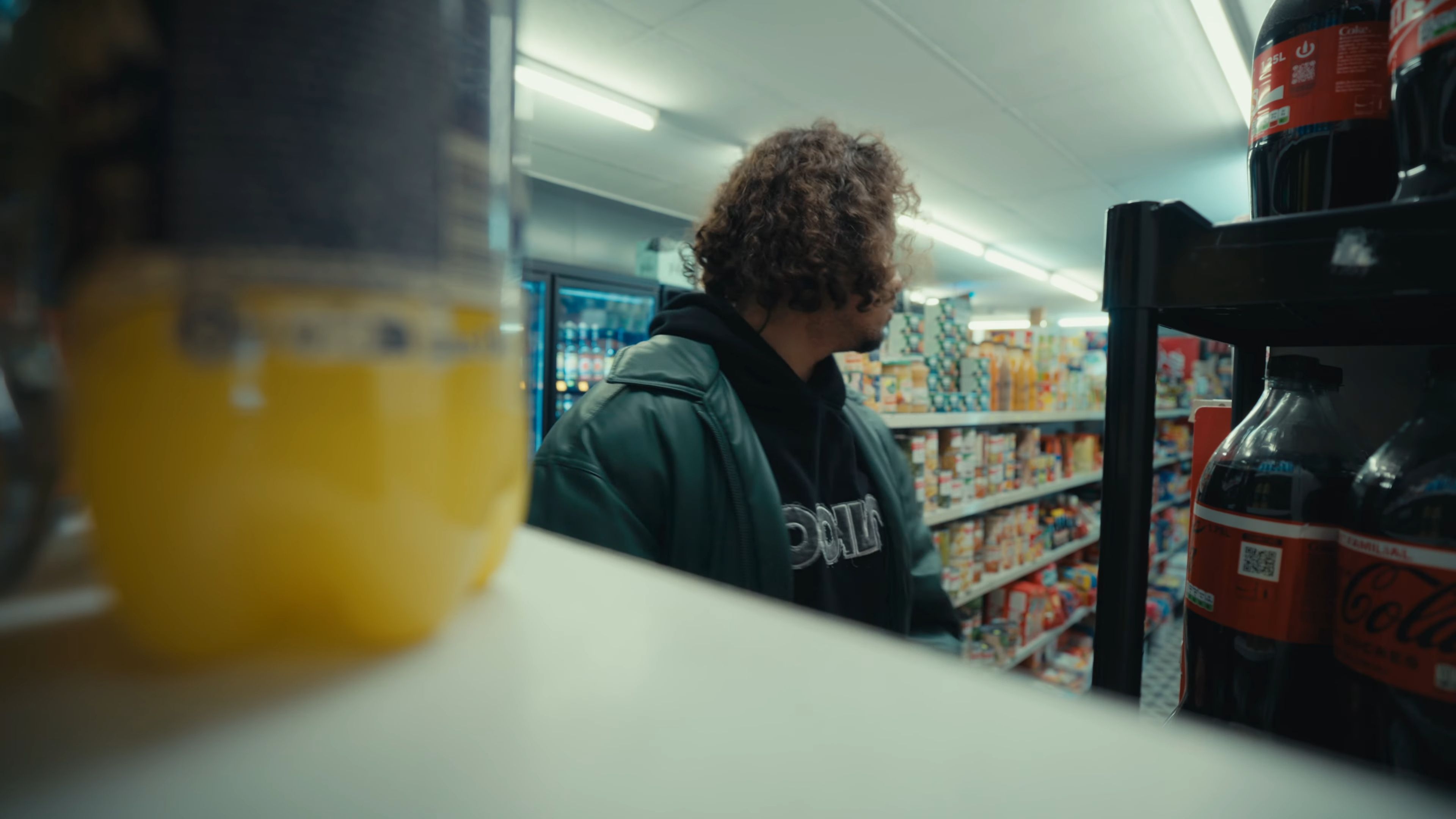 Plan macro d'une bouteille de soda avec l'artiste derrière