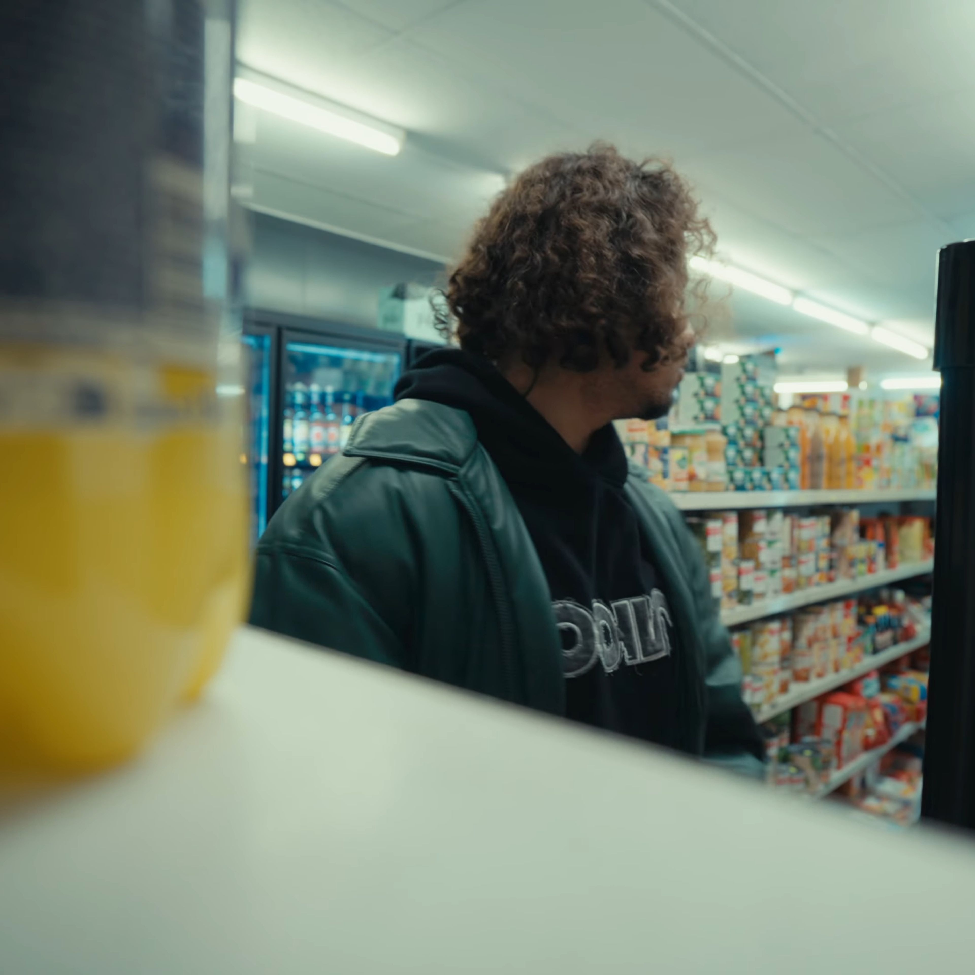 Plan macro d'une bouteille de soda avec l'artiste derrière