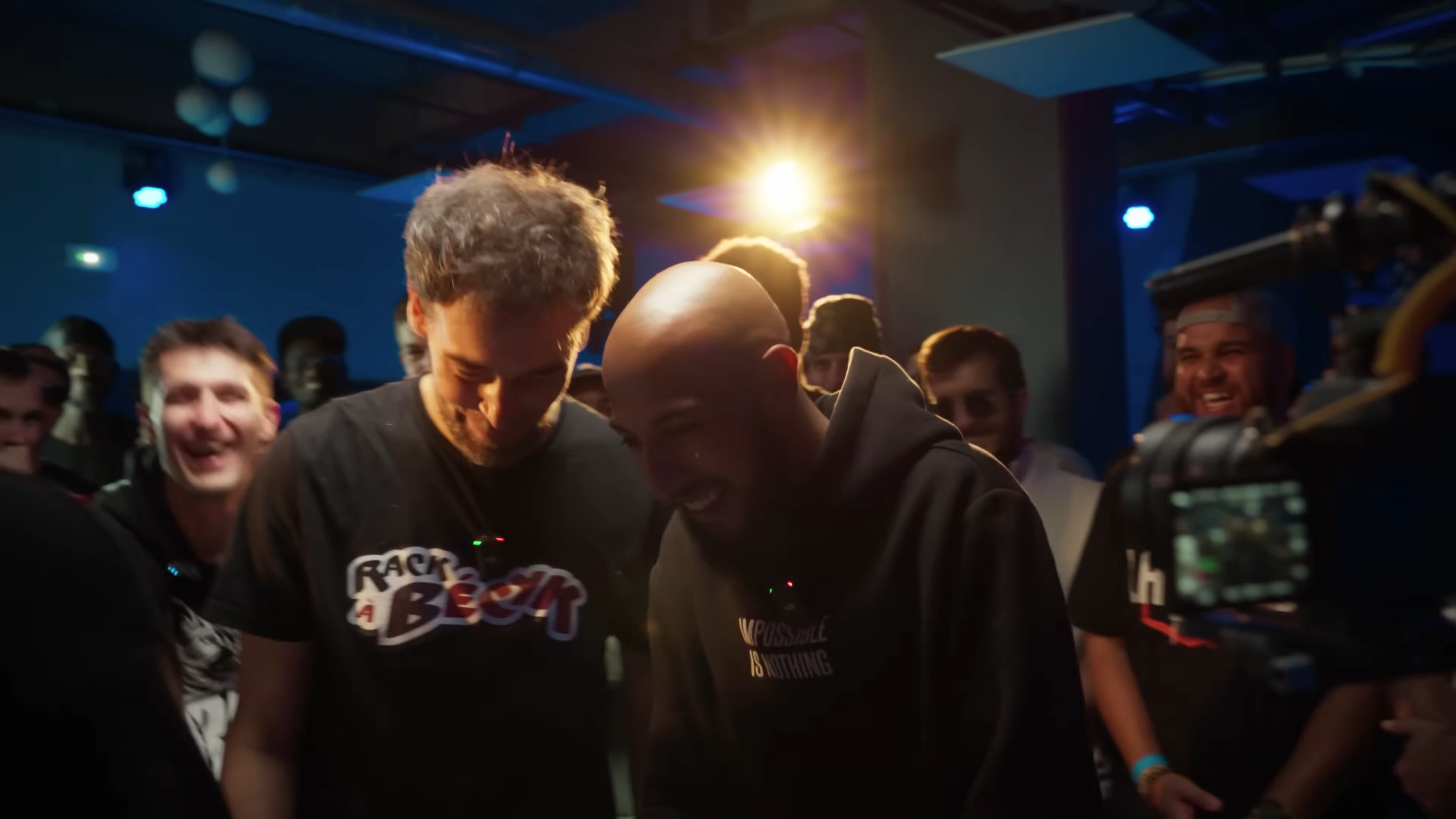 plan moyen de 2 MC qui rigolent