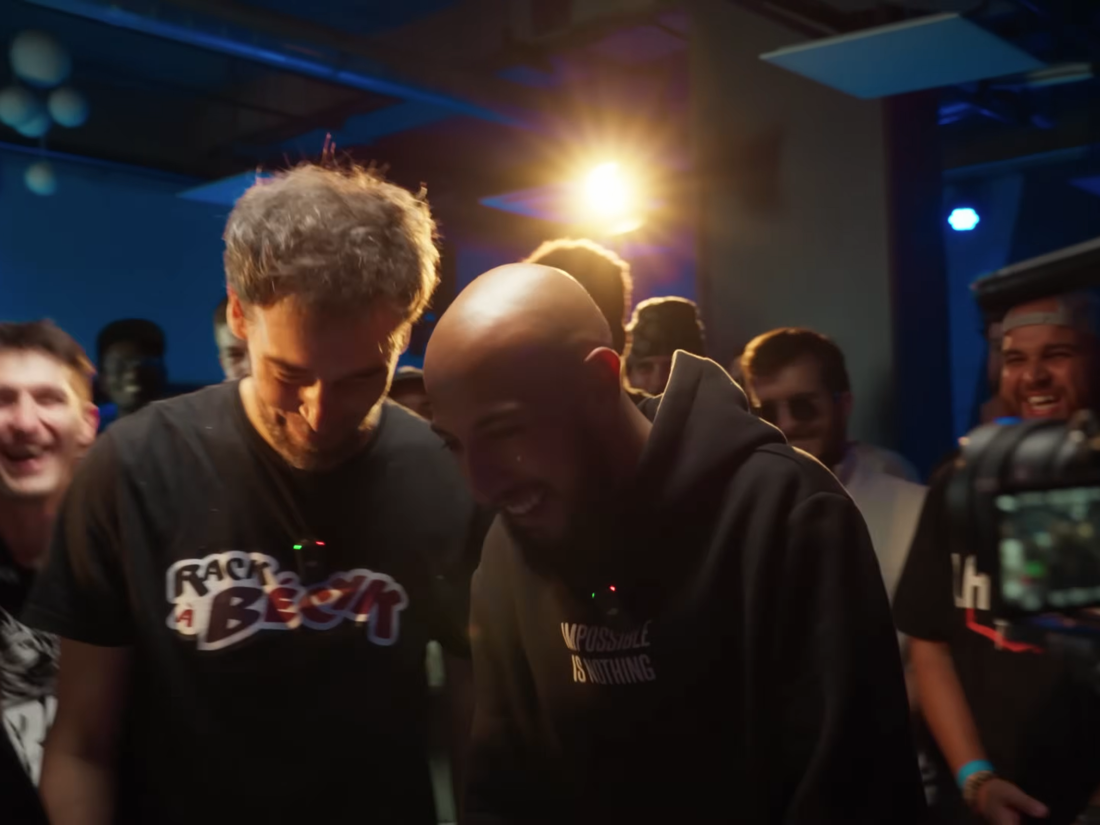 plan moyen de 2 MC qui rigolent