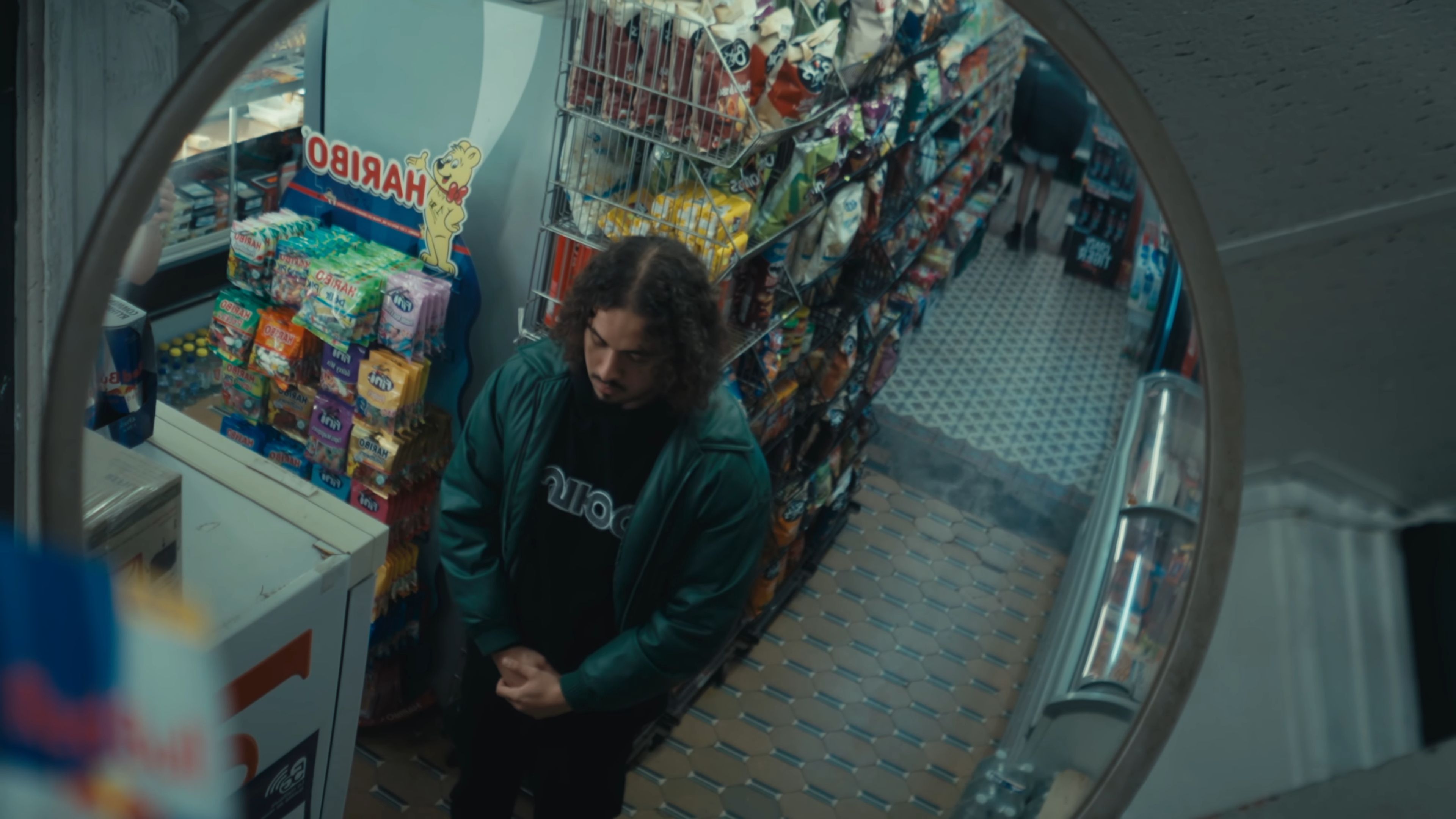 Plan large ou l'artiste apparait dans la réflexion d'un miroir