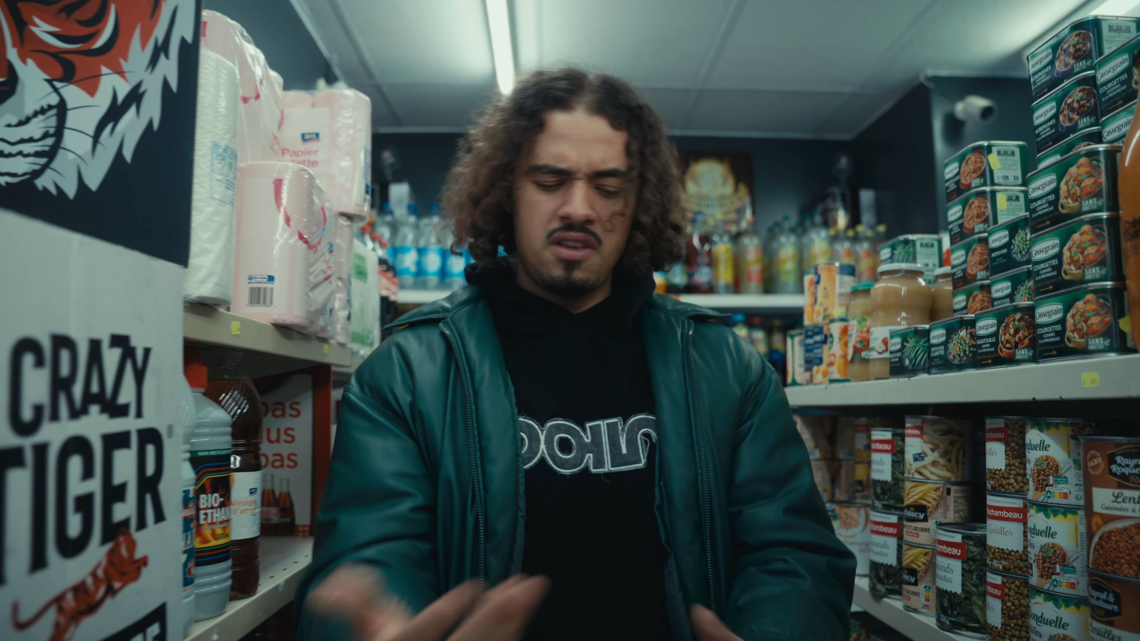 Artiste dans les rayons de l'épicerie