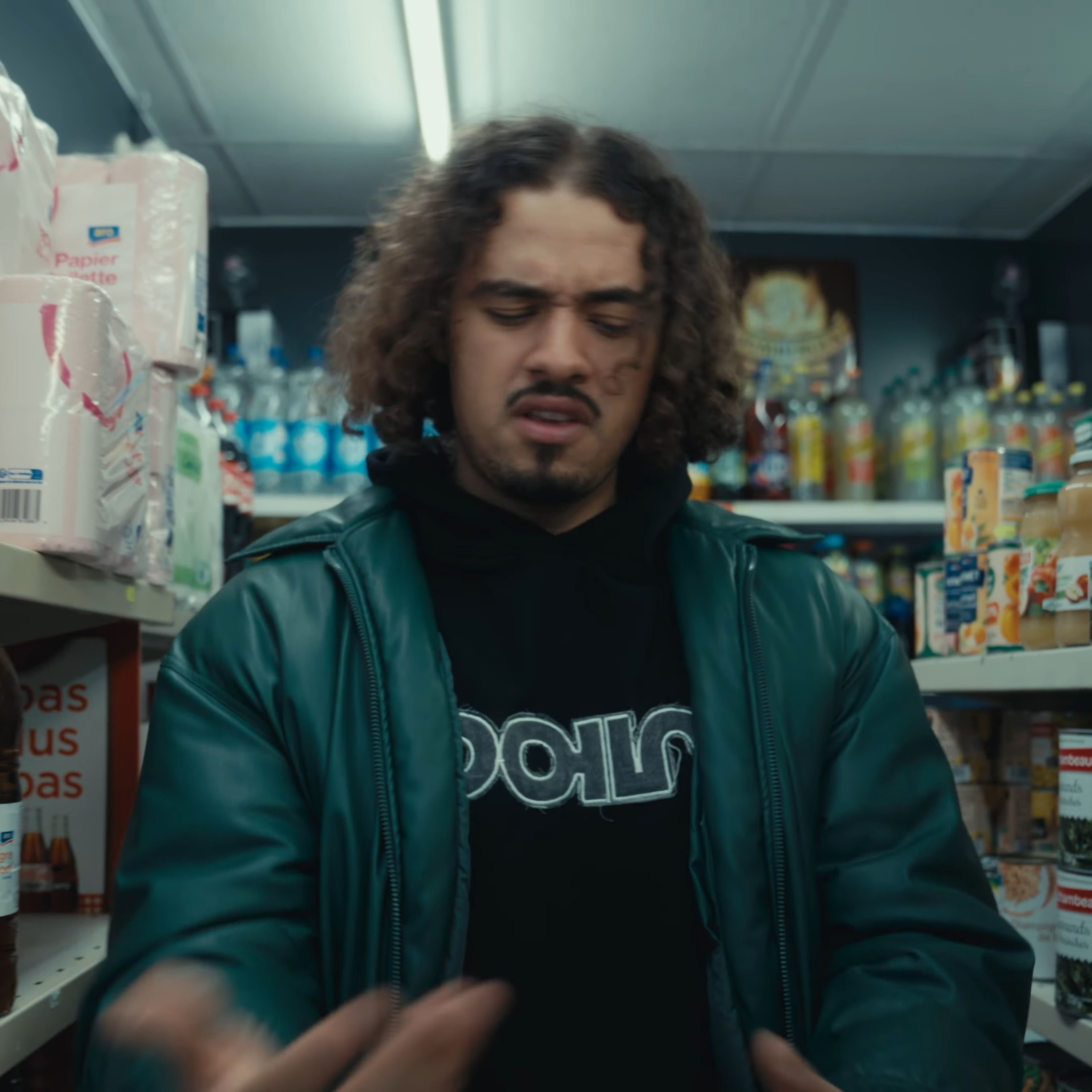 Artiste dans les rayons de l'épicerie