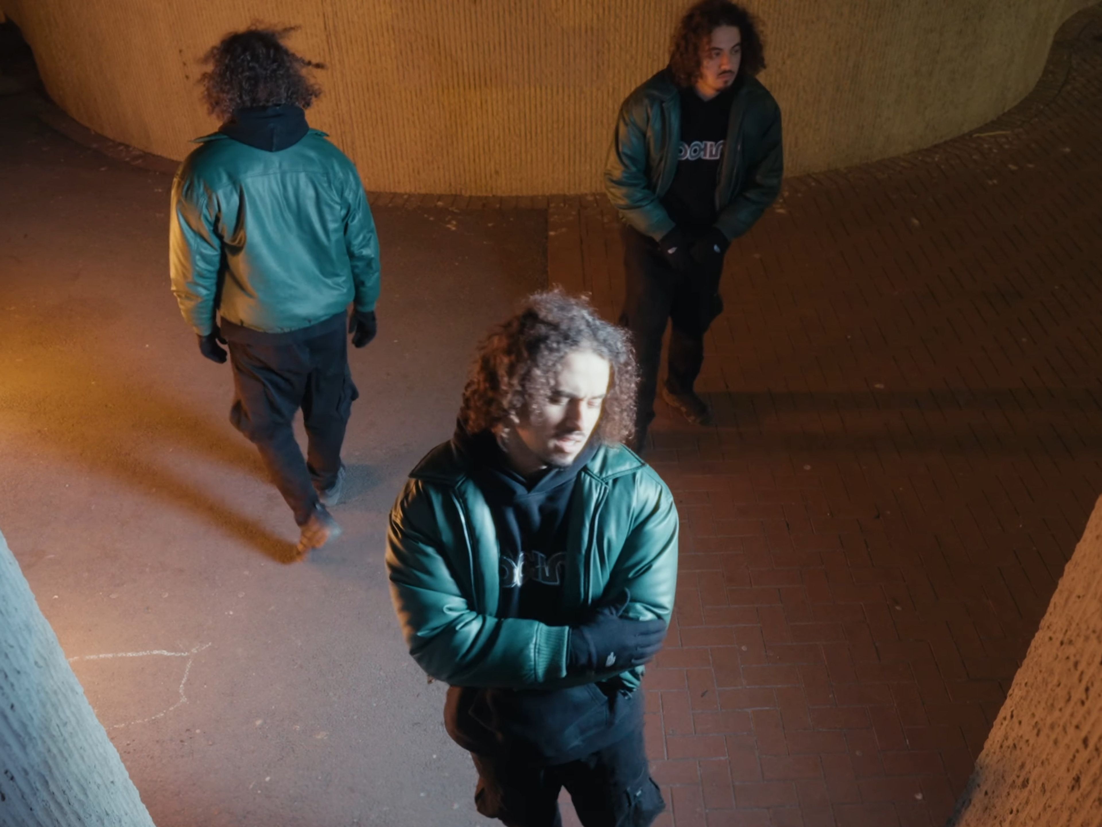 L'artiste est sous un pont de métro