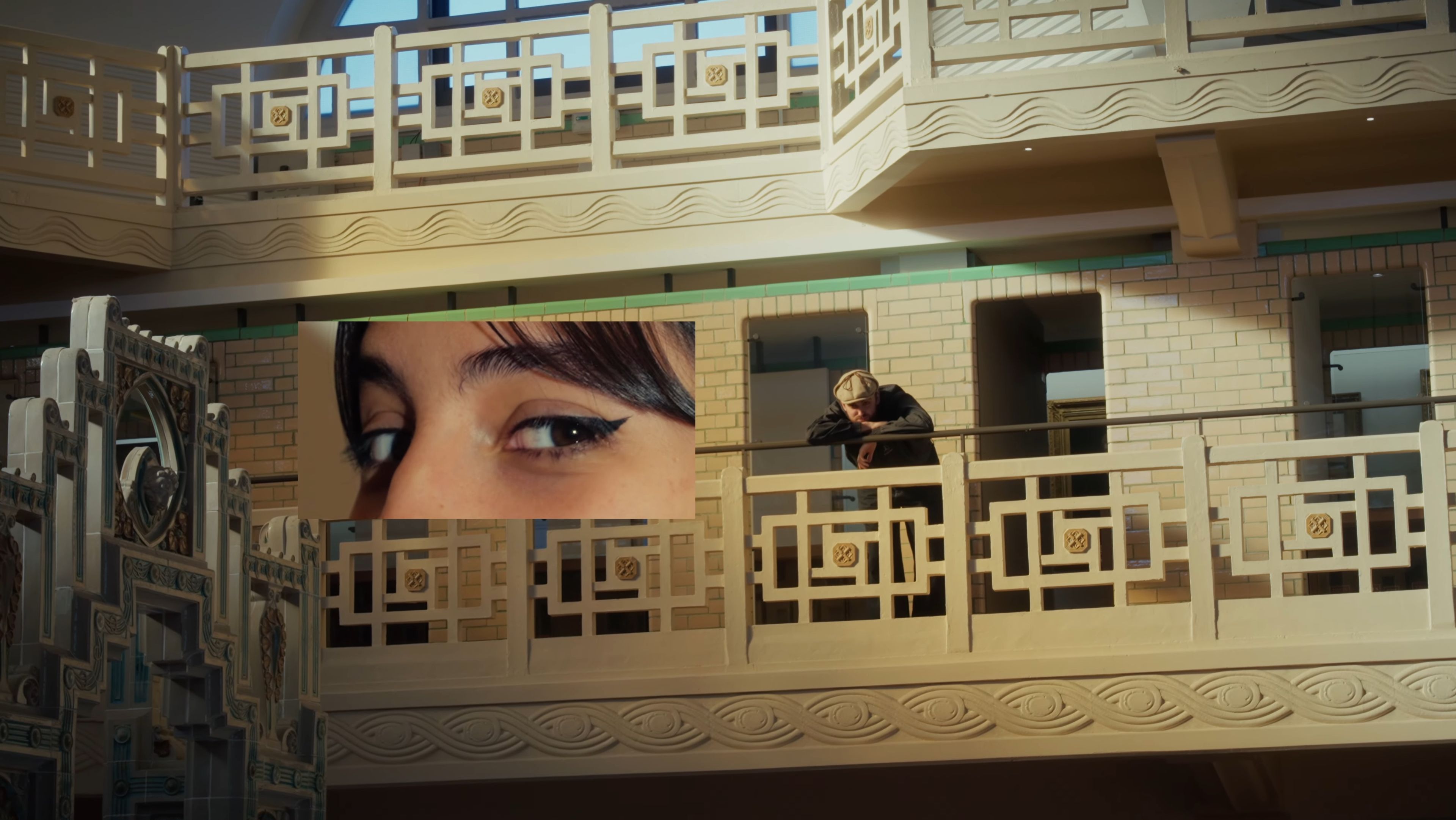 Plan éloigné de l'artiste avec des inserts de yeux féminins.