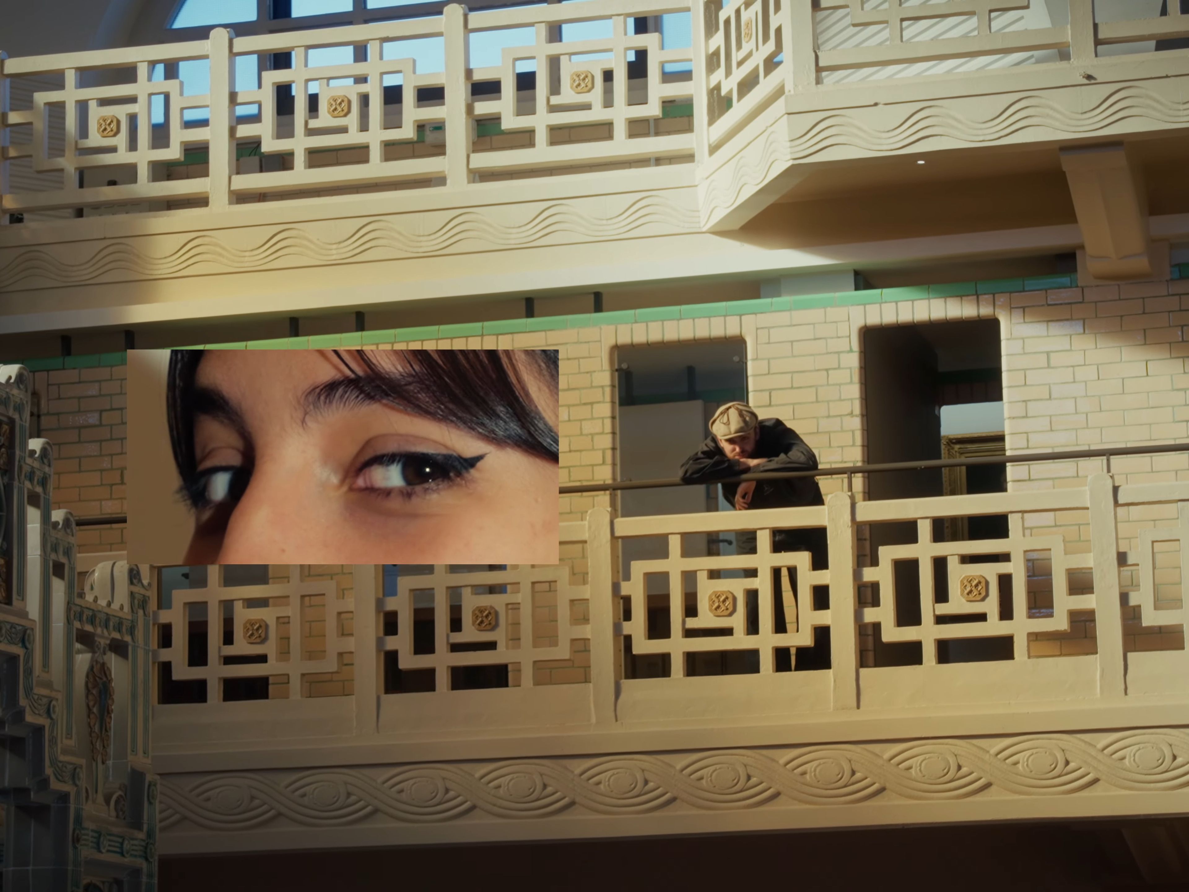 Plan éloigné de l'artiste avec des inserts de yeux féminins.