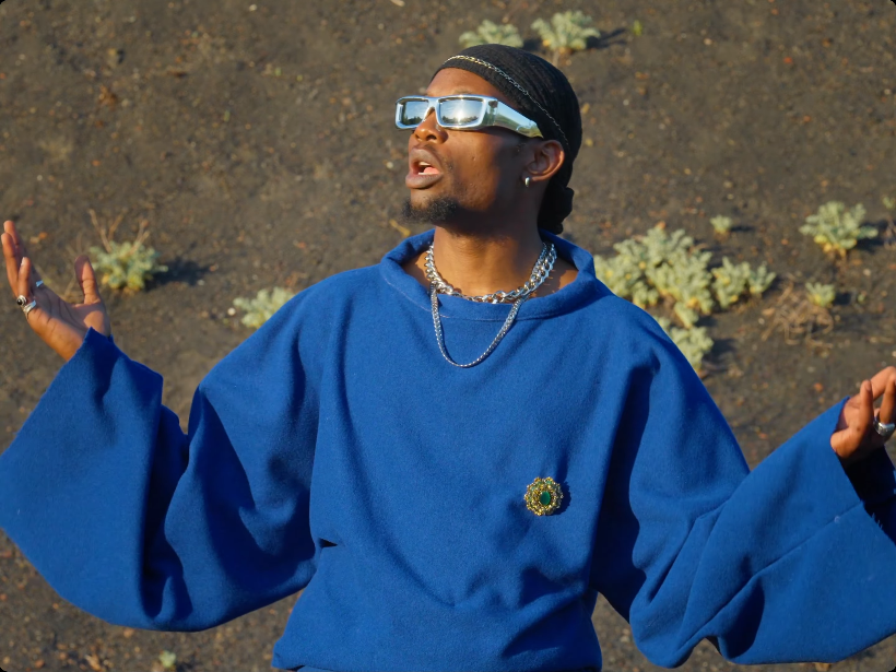 Plan moyen avec un terril en fond