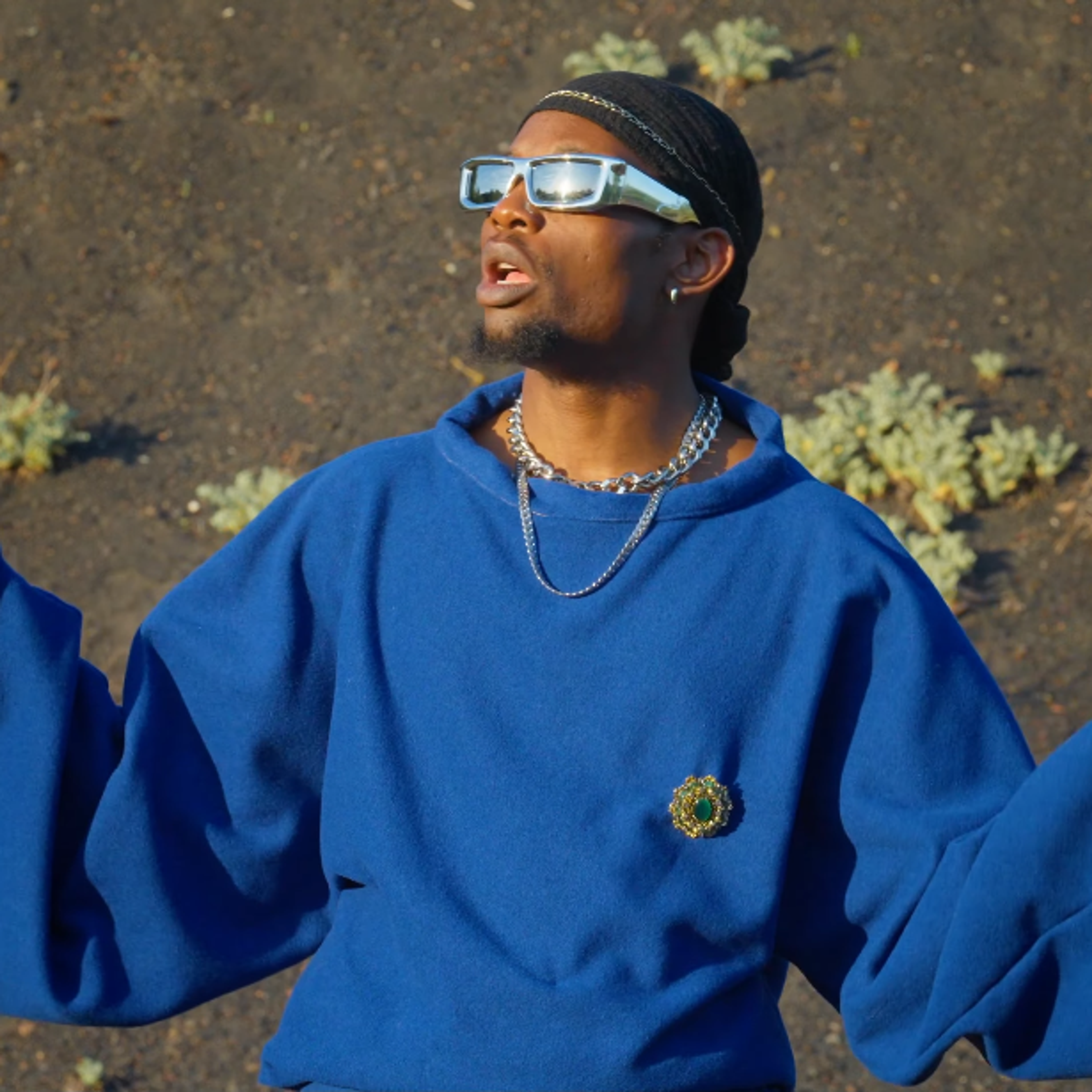 Plan moyen avec un terril en fond