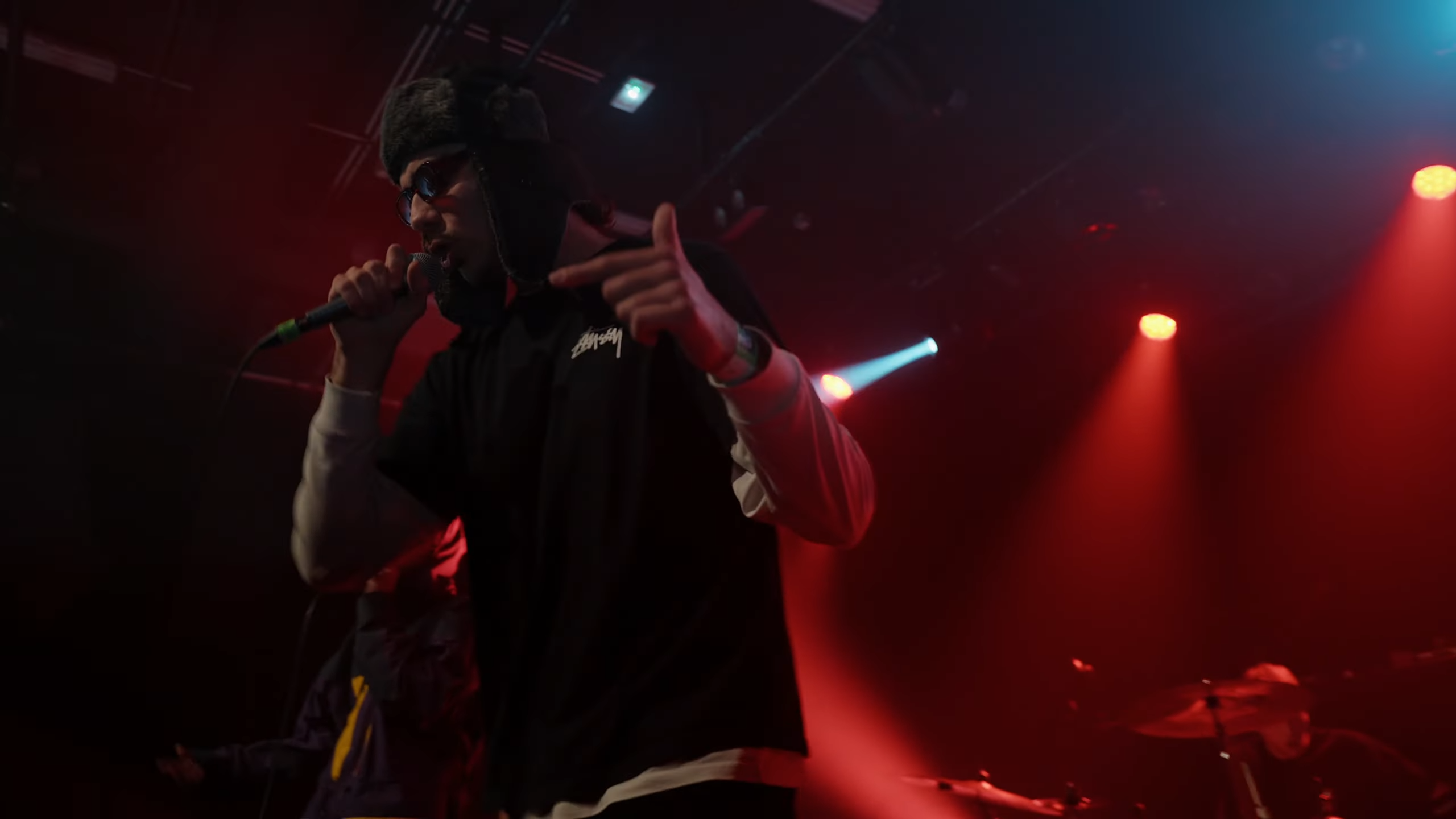 plan serré de l'artiste Saft sur scène