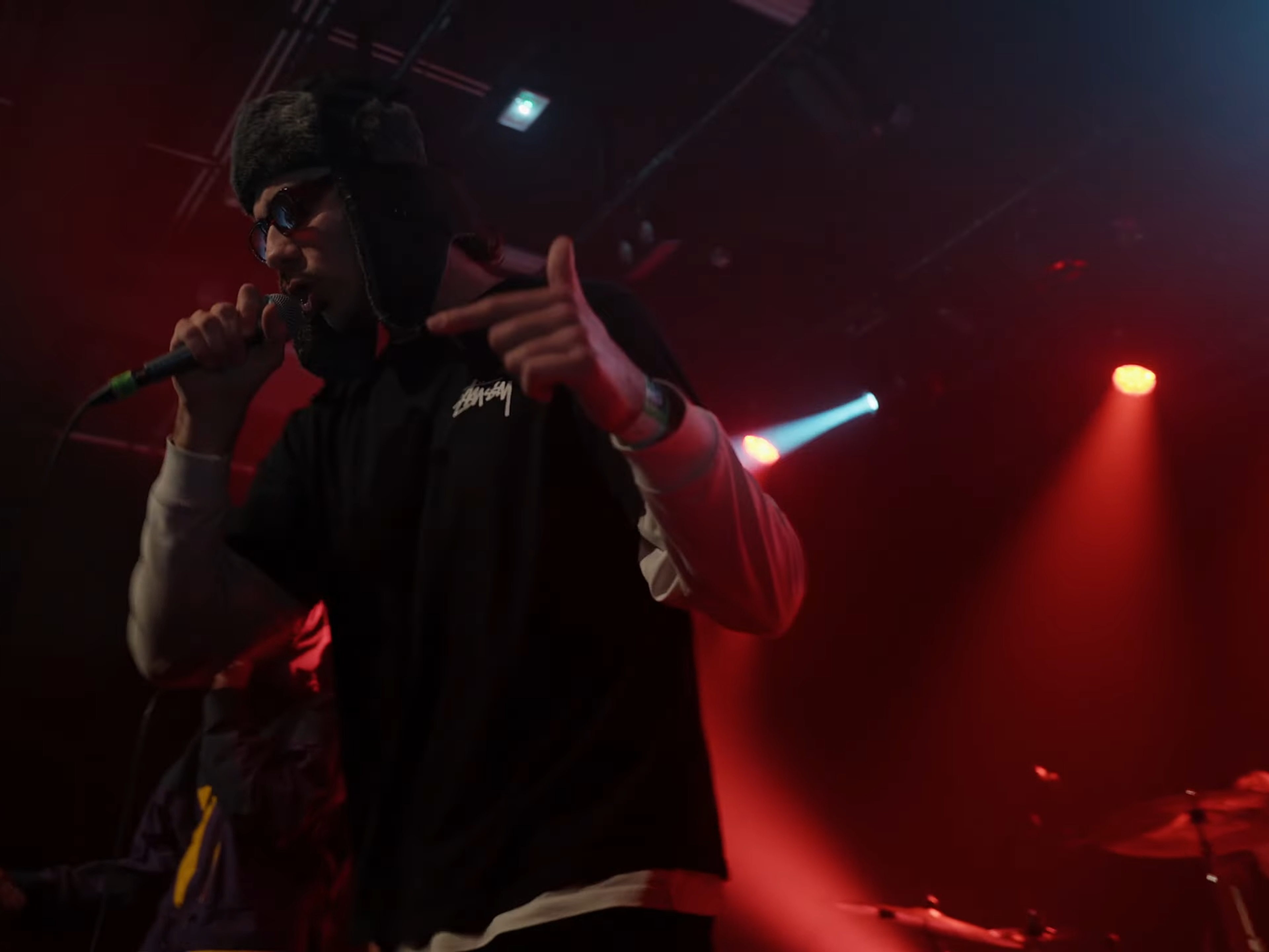 plan serré de l'artiste Saft sur scène