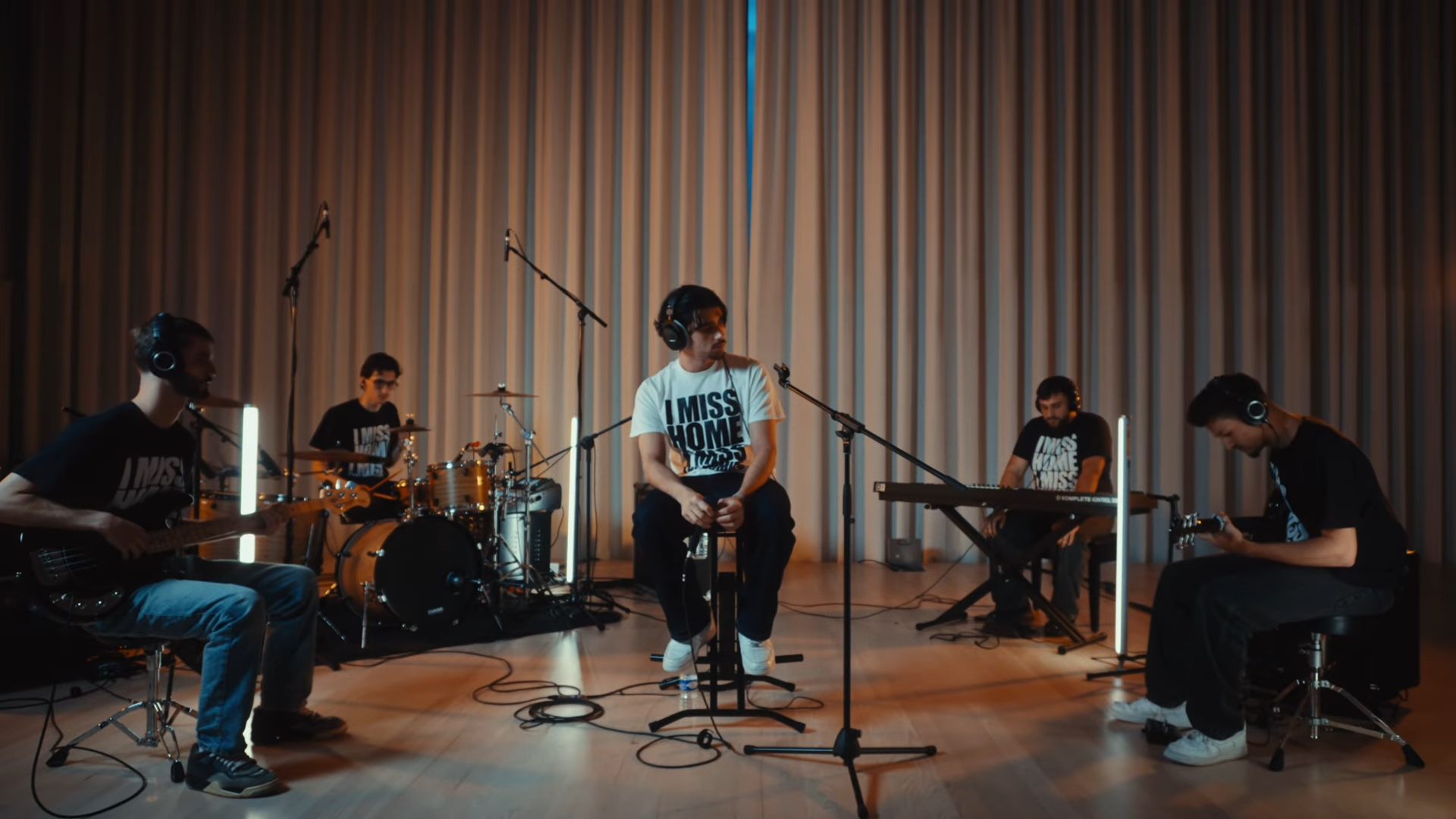 Plan large des artistes avec Joga au centre