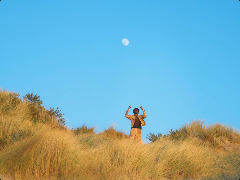 Plan très large au milieu d'une dune