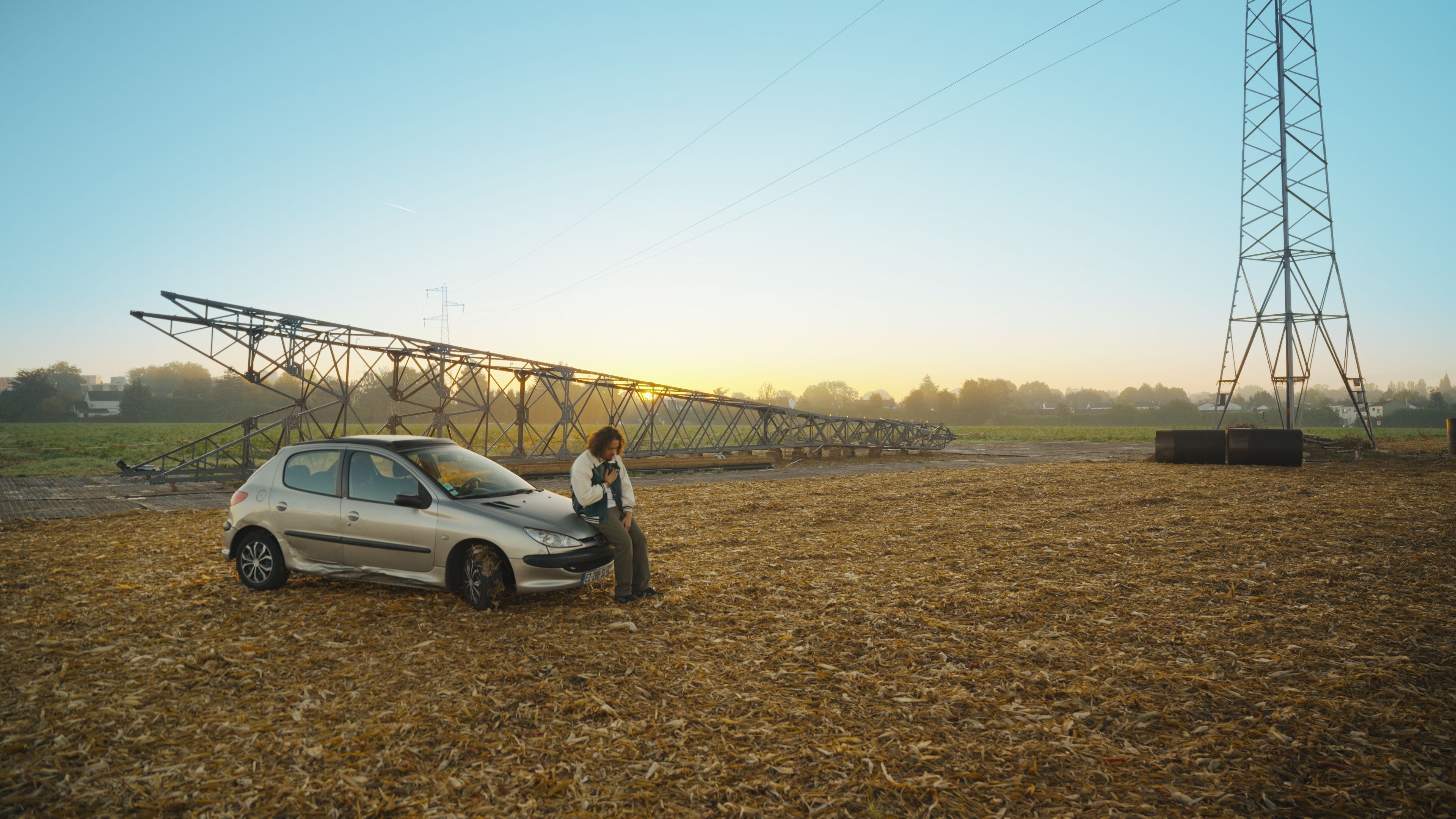 Plan large de l'artiste dans un champs