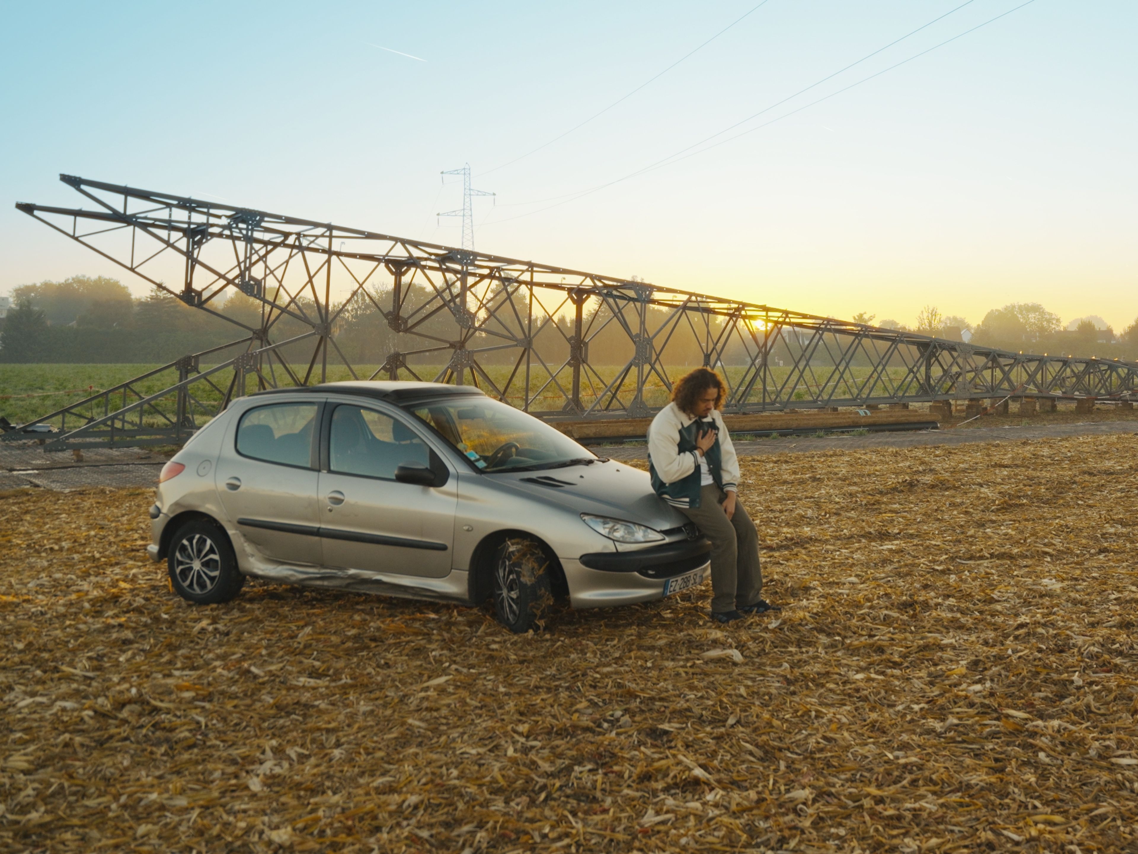 Plan large de l'artiste dans un champs