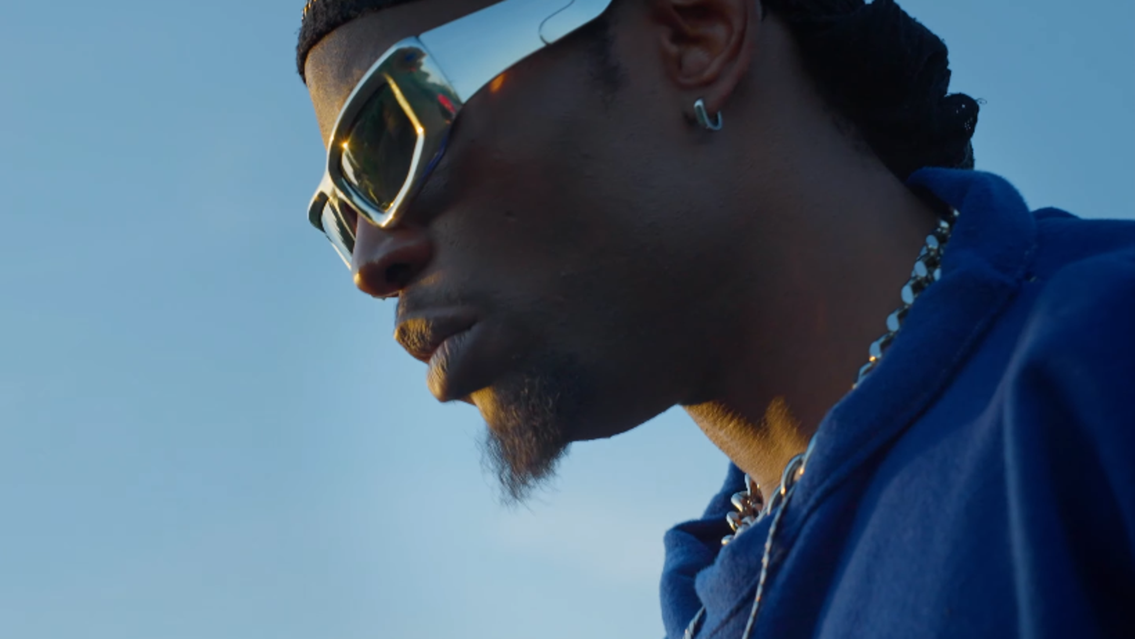 Plan serré sur le personnage principal/rappeur de notre clip