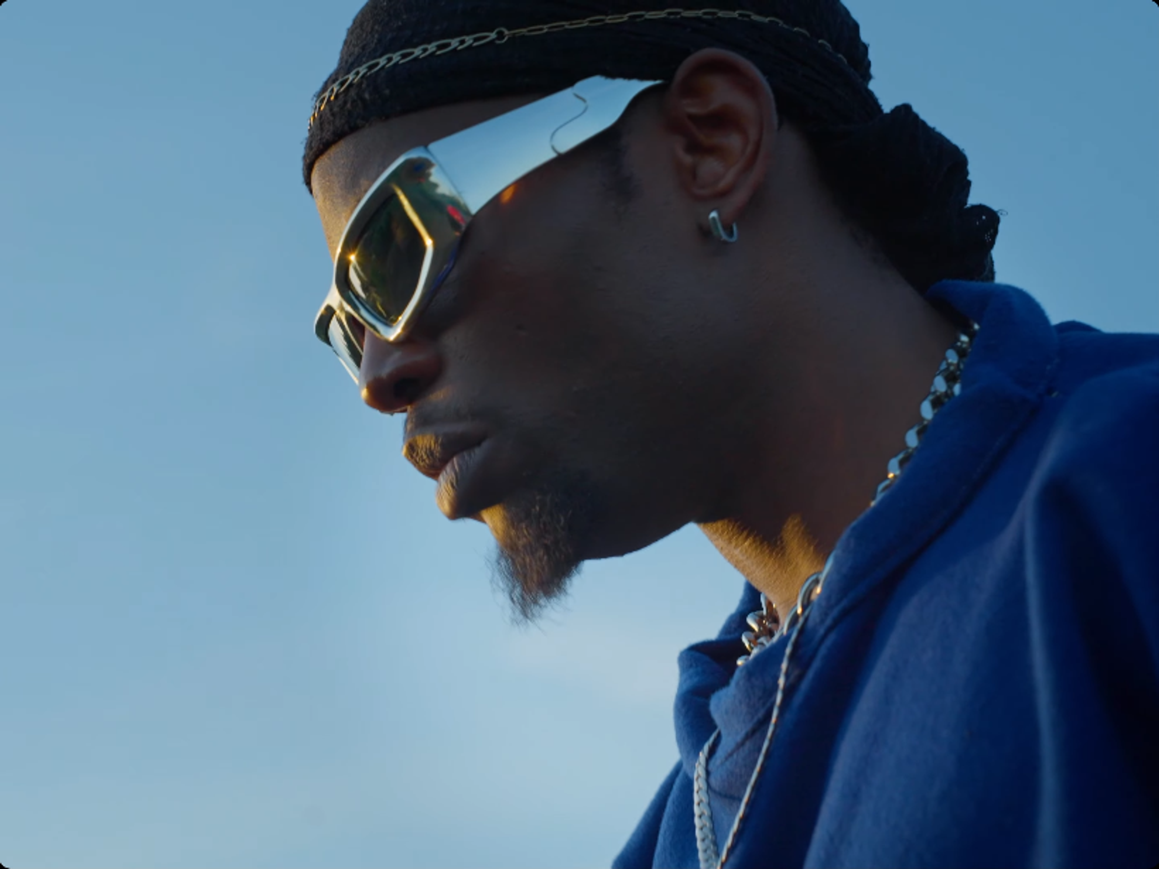 Plan serré sur le personnage principal/rappeur de notre clip