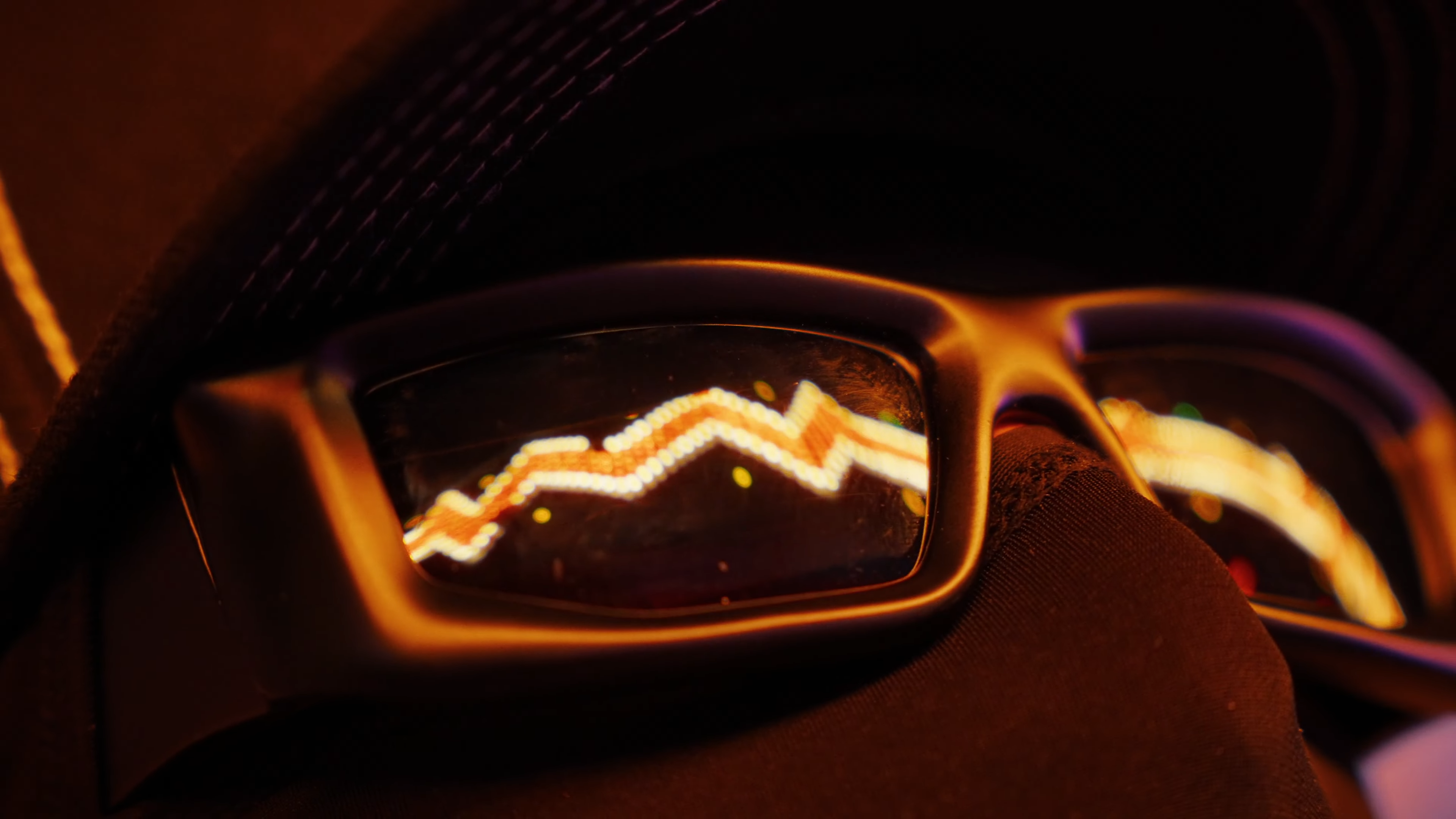 plan rapproché serré de l'artiste sur ces lunettes avec des reflets de néons